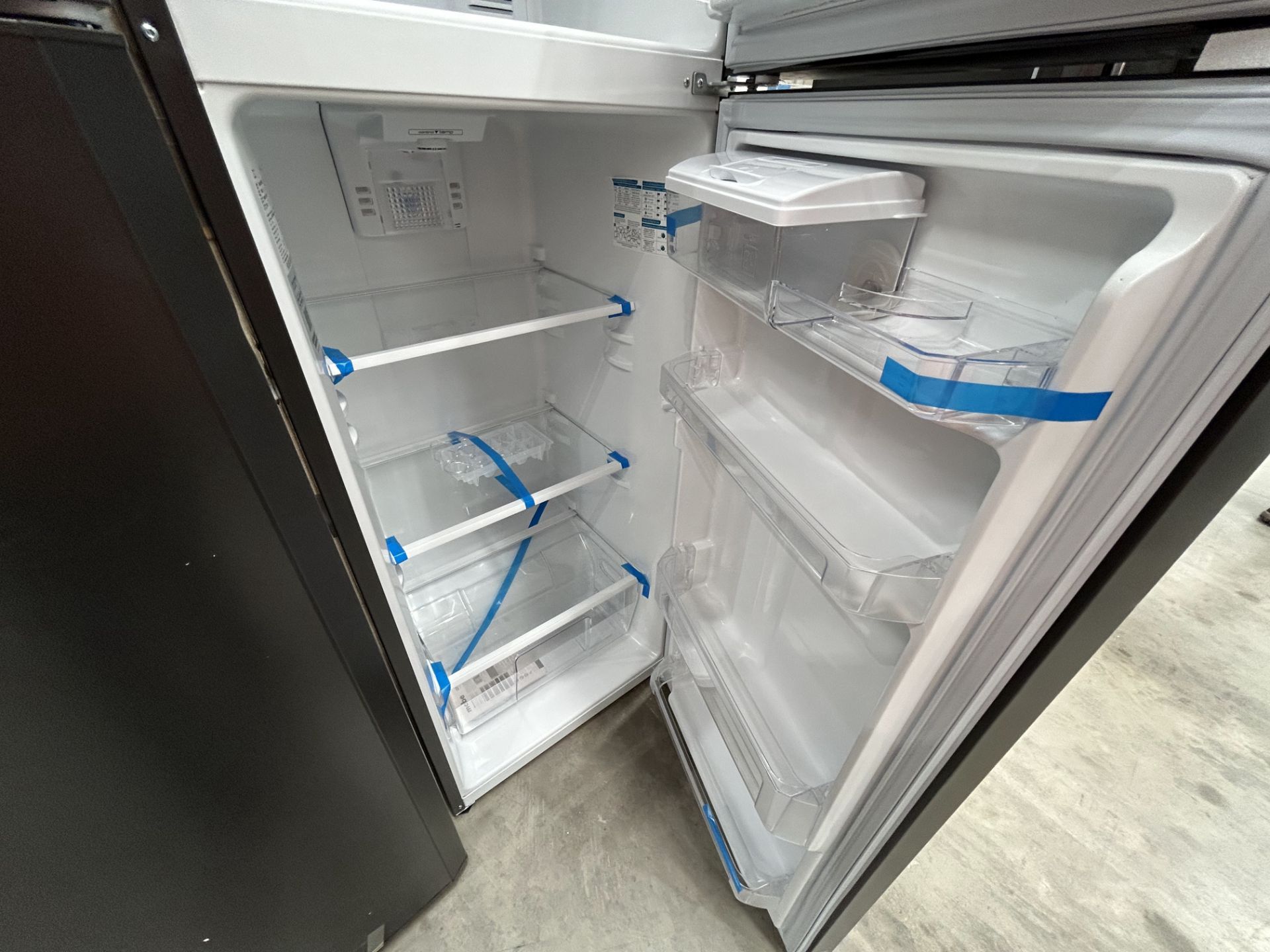 2 refrigeradores contiene: 1 refrigerador con dispensador de agua Marca MABE, Modelo RMA300FJMRD, S - Image 5 of 8