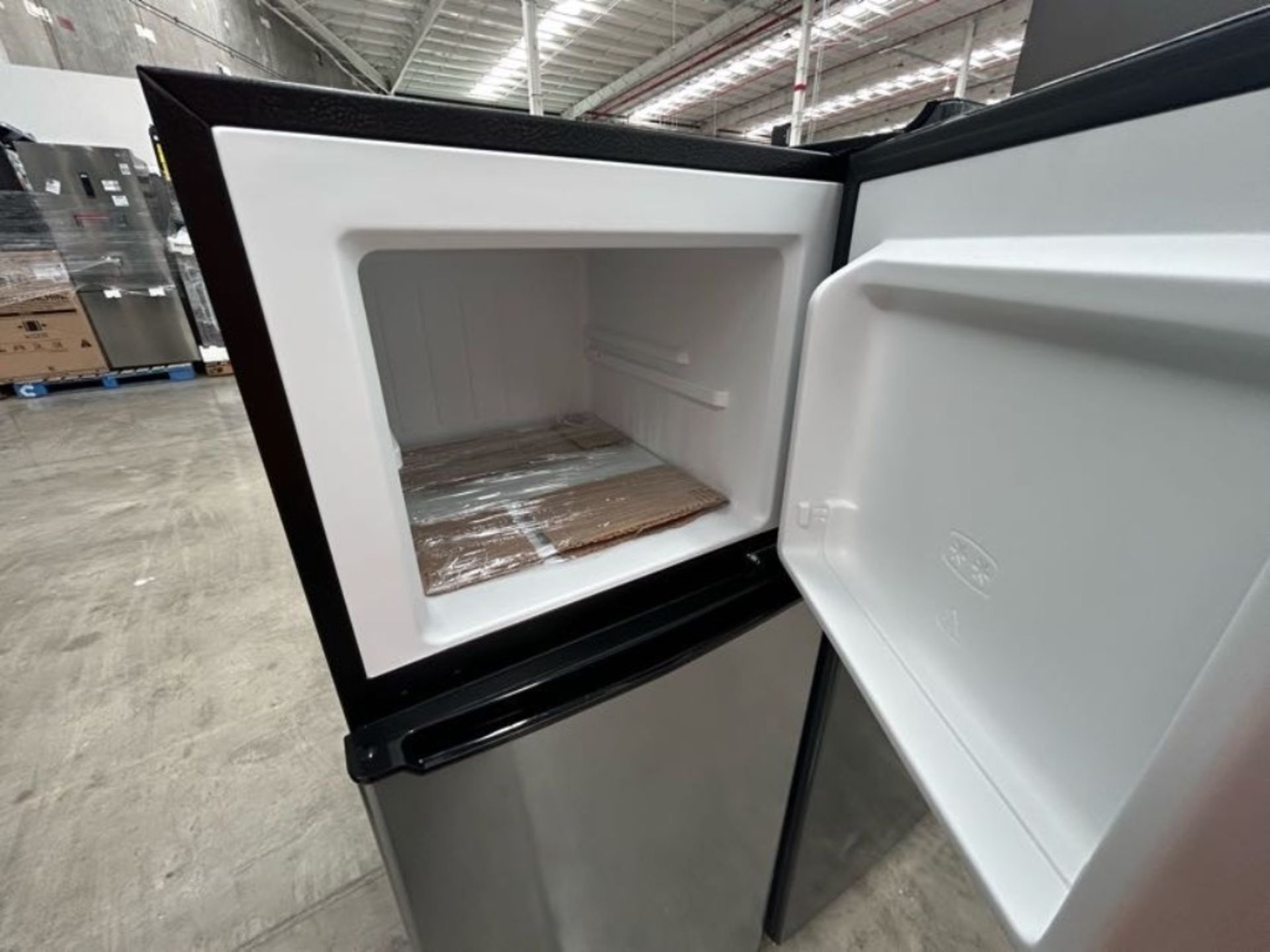 2 refrigeradores contiene: 1 refrigerador Marca GALANZ, Modelo GLR55TS1, Color GRIS; 1 Frigobar Mar - Image 4 of 7