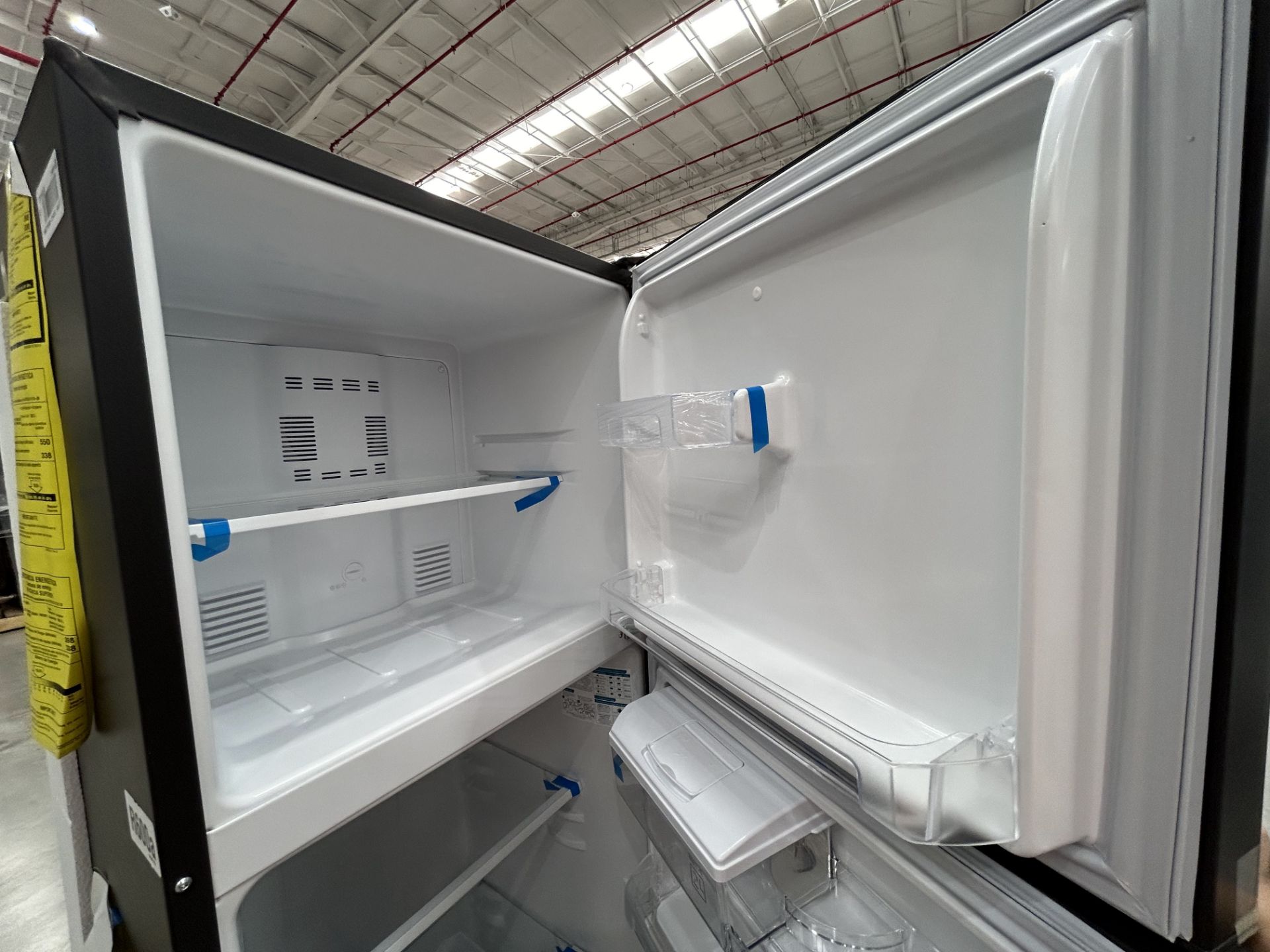 2 refrigeradores contiene: 1 refrigerador con dispensador de agua Marca MABE, Modelo RMA300FJMRD, S - Image 6 of 8