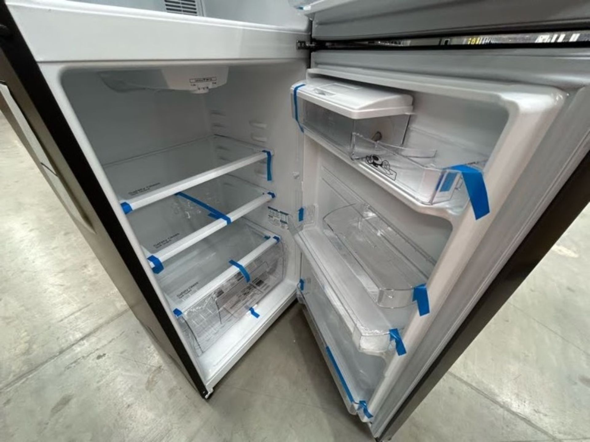 2 refrigeradores contiene: 1 refrigerador con dispensador de agua Marca MABE, Modelo RME360FDMRD, S - Image 7 of 8