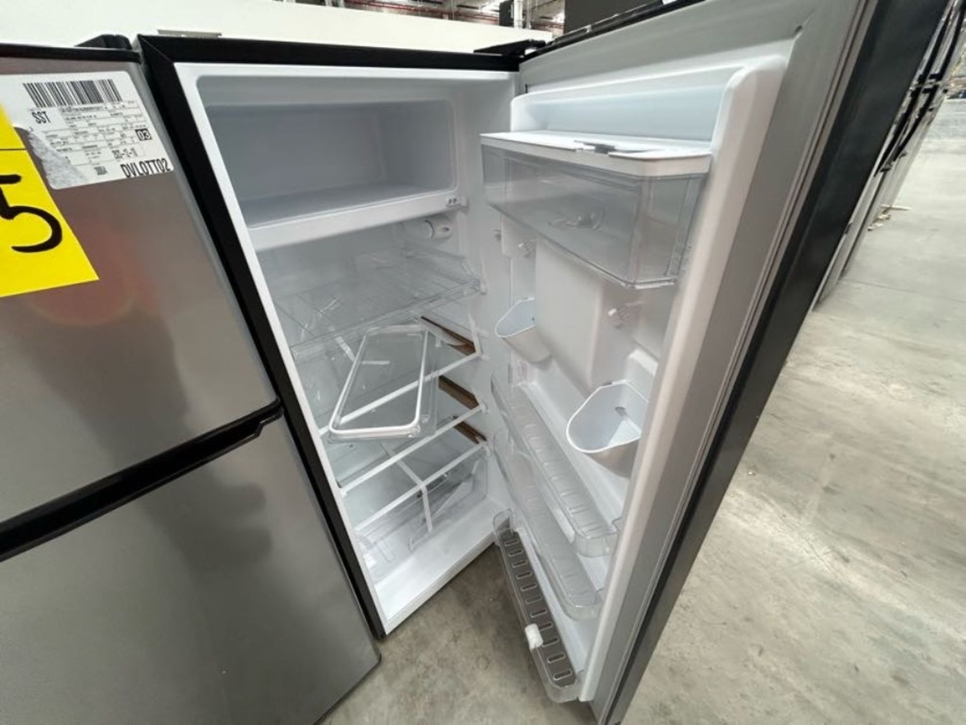 2 refrigeradores contiene: 1 refrigerador Marca GALANZ, Modelo GLR55TS1, Color GRIS; 1 Frigobar Mar - Image 6 of 7