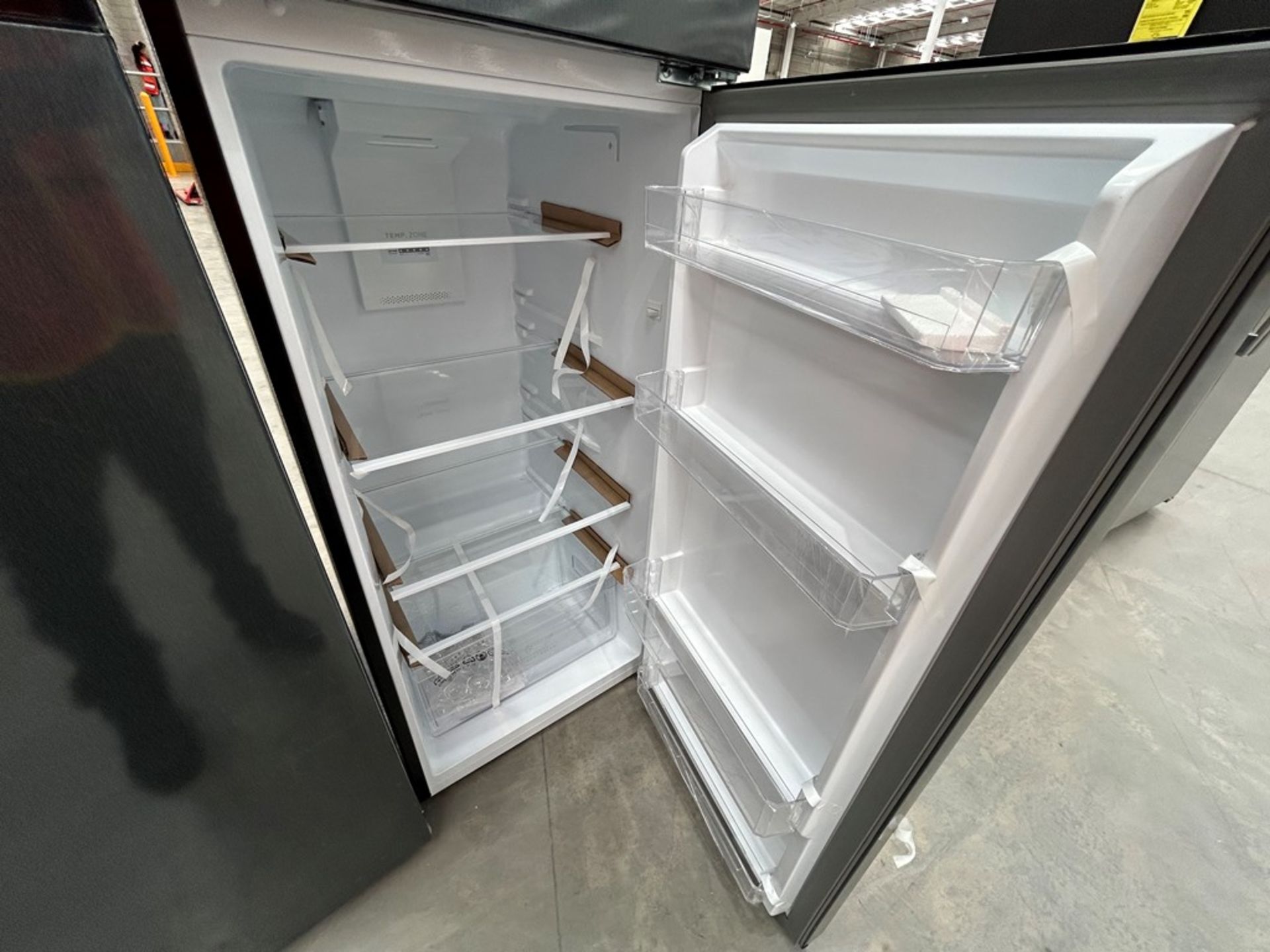 2 refrigeradores contiene: 1 refrigerador Marca ATVIO, Modelo AT94TMS, Color NEGRO; 1 refrigerador - Image 4 of 8