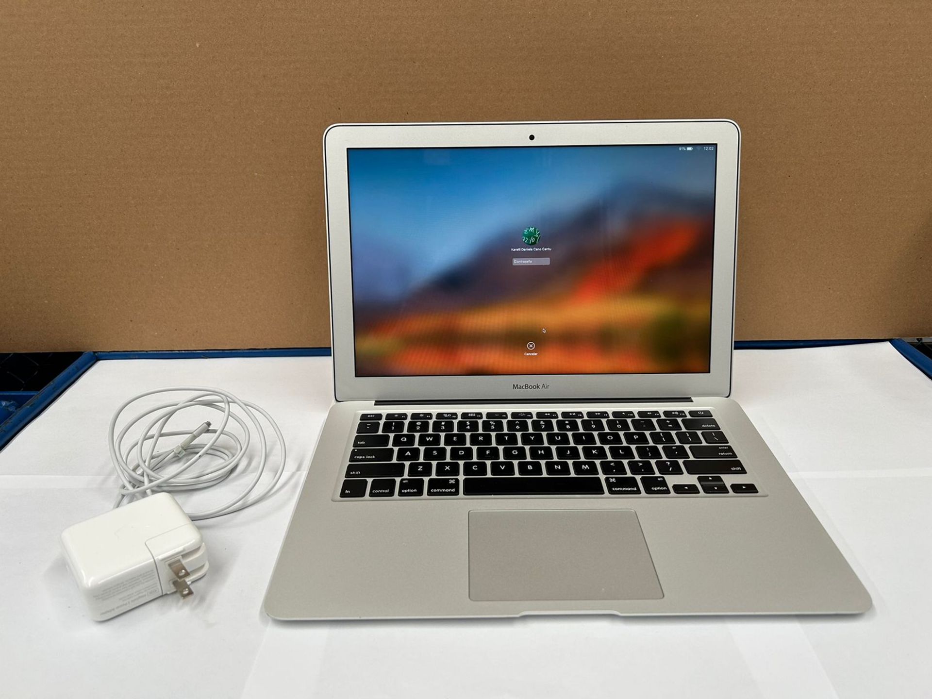 1 Laptop MacBook Air con capacidad de disco de 128 GB y 8 GB de RAM, Serie C02SF3YHH3QD, Color Plat