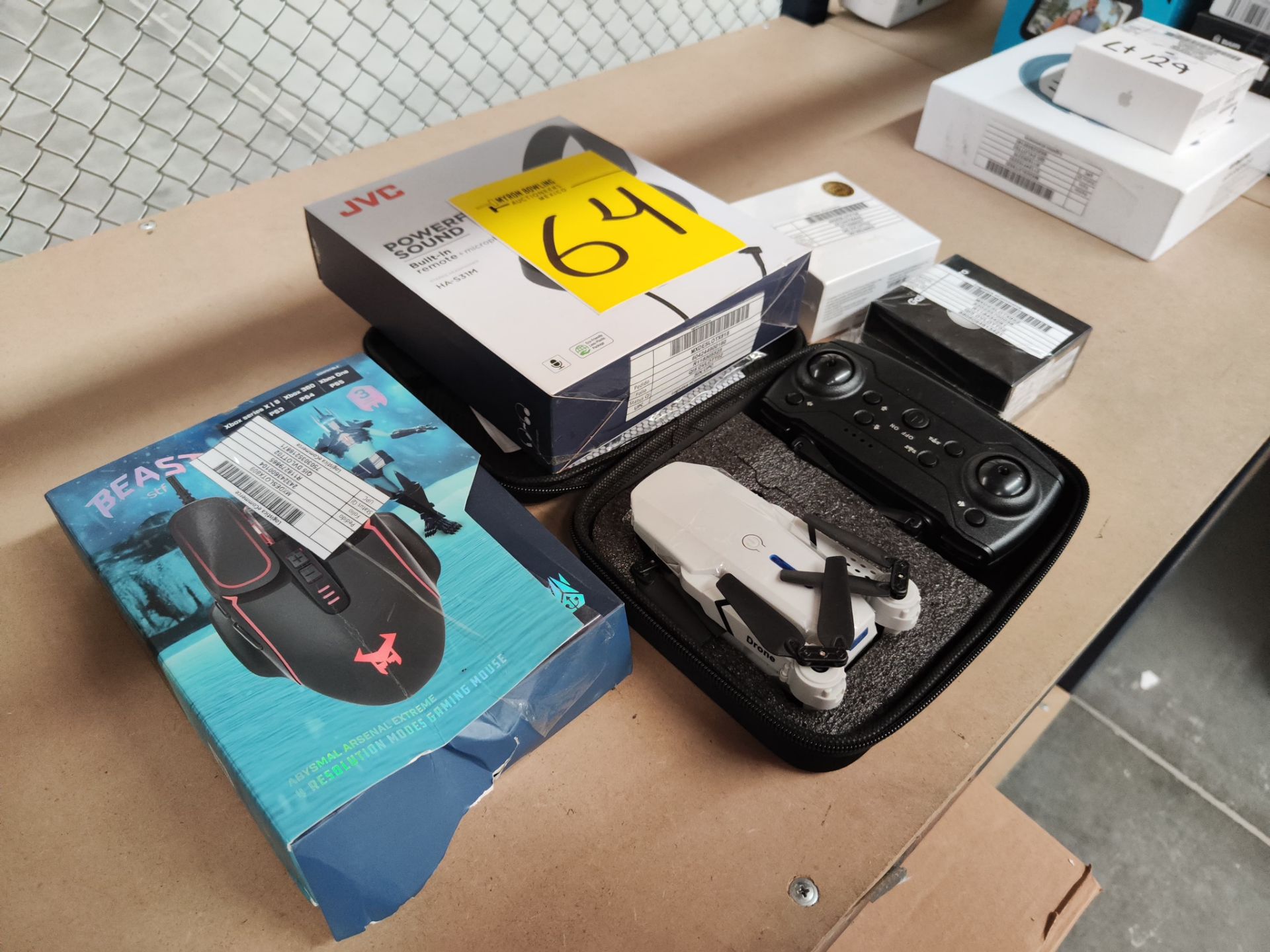 Lote de 5 piezas contiene: 1 DRONE K3/E99PRO 4K DUAL CAMERA; 1 audífonos de diadema JVC - Image 2 of 7