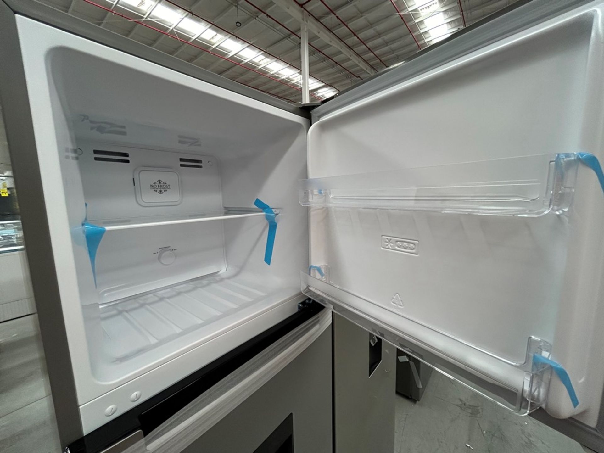 2 refrigeradores contiene: 1 refrigerador con dispensador de agua Marca WHIRPOOL, Modelo WT32209D, - Image 4 of 8