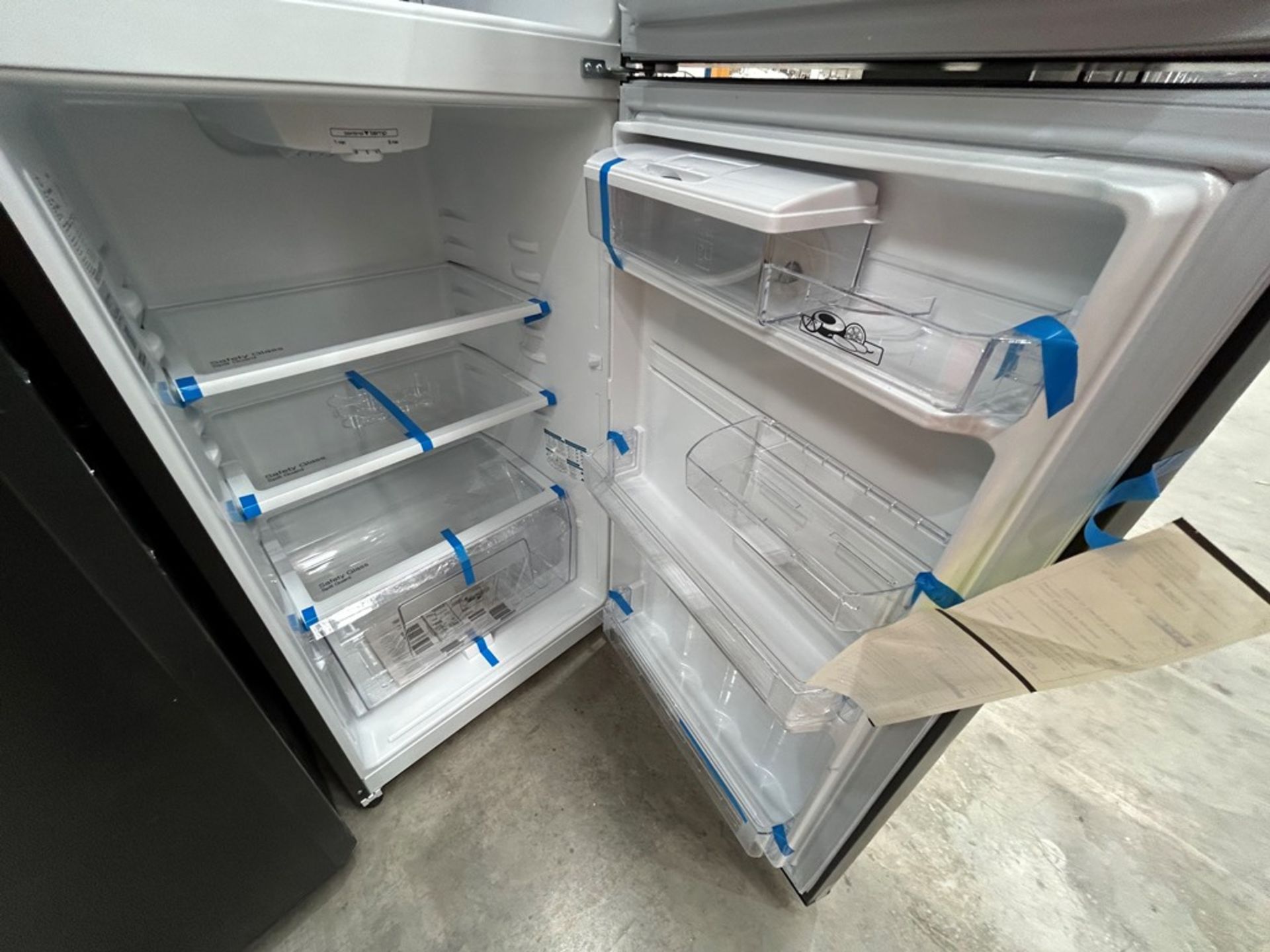 2 refrigeradores contiene: 1 refrigerador con dispensador de agua Marca MABE, Modelo RME360FDMRD, S - Image 6 of 10