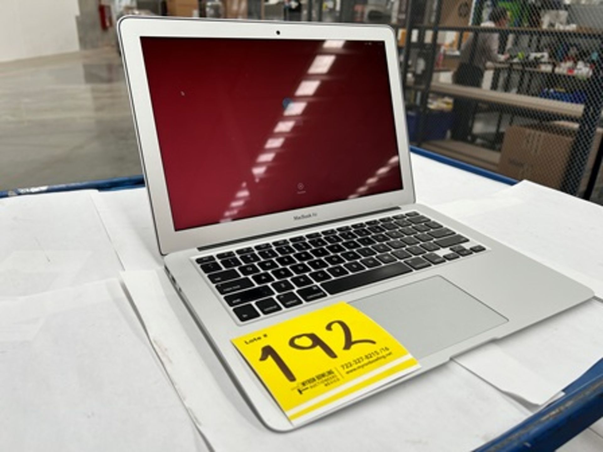 1 MacBook Air de 128 GB (enciende, con cuenta)(No se asegura su funcionamiento, favor de inspeccion - Image 2 of 6