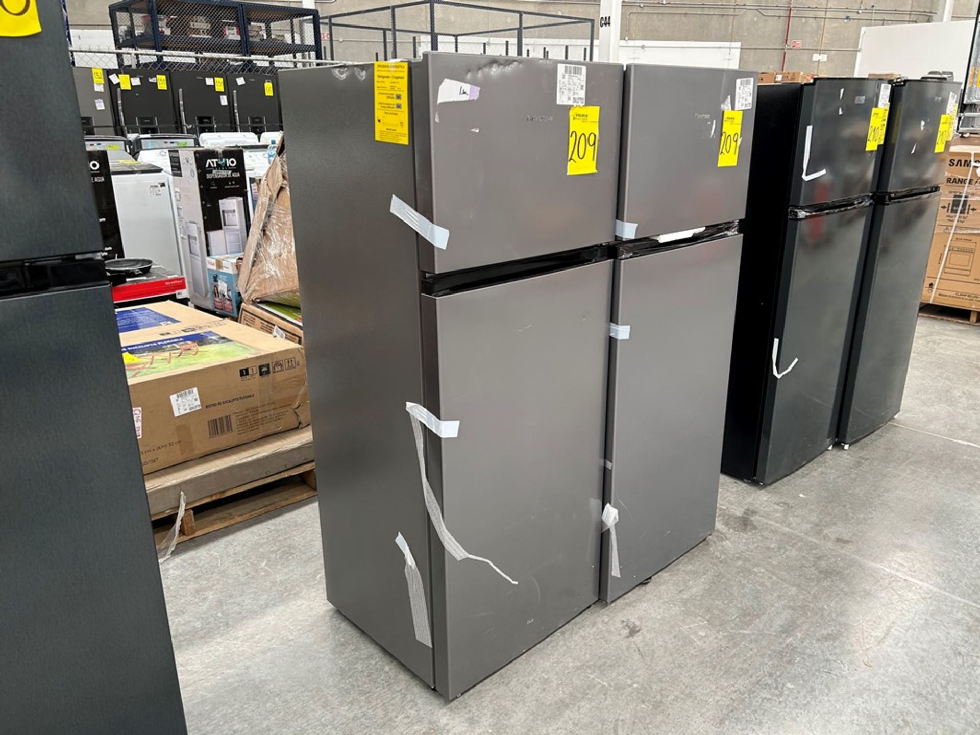 2 refrigeradores contiene: 1 refrigerador Marca HISENSE, Modelo RT80D6AGX, Color GRIS; 1 refrigerad - Image 3 of 8