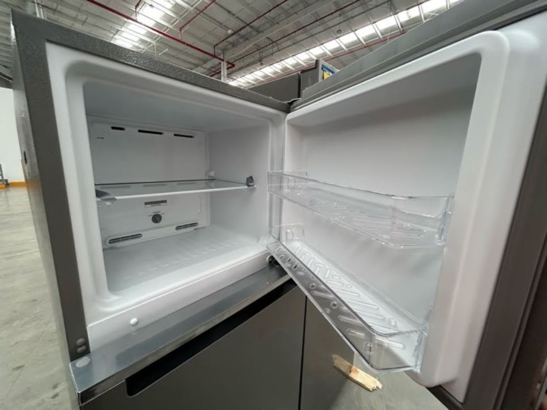 2 refrigeradores contiene: 1 refrigerador Marca WHIRPOOL, Modelo WT1130, Color GRIS; 1 refrigerador - Image 6 of 8