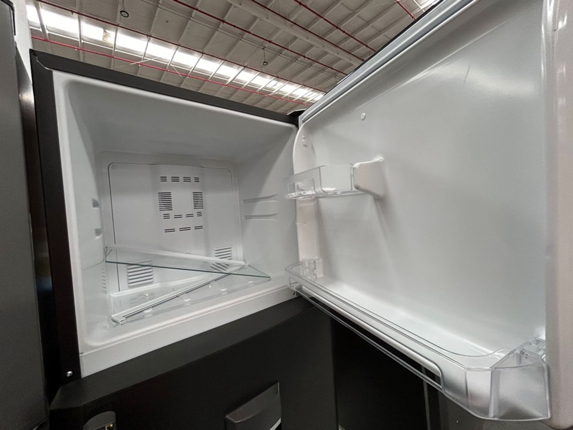2 refrigeradores contiene: 1 refrigerador con dispensador de agua Marca MABE, Modelo RMA300FJMRD, S - Image 6 of 7
