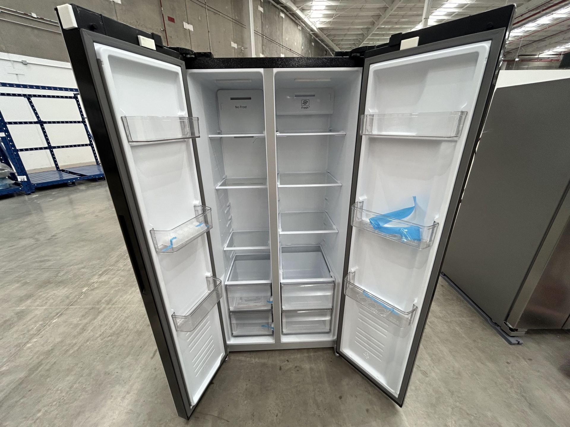 1 refrigerador Marca ATVIO, Modelo ATRF837MX, Color NEGRO (CRISTAL ROTO) (No se asegura su funciona - Image 4 of 5