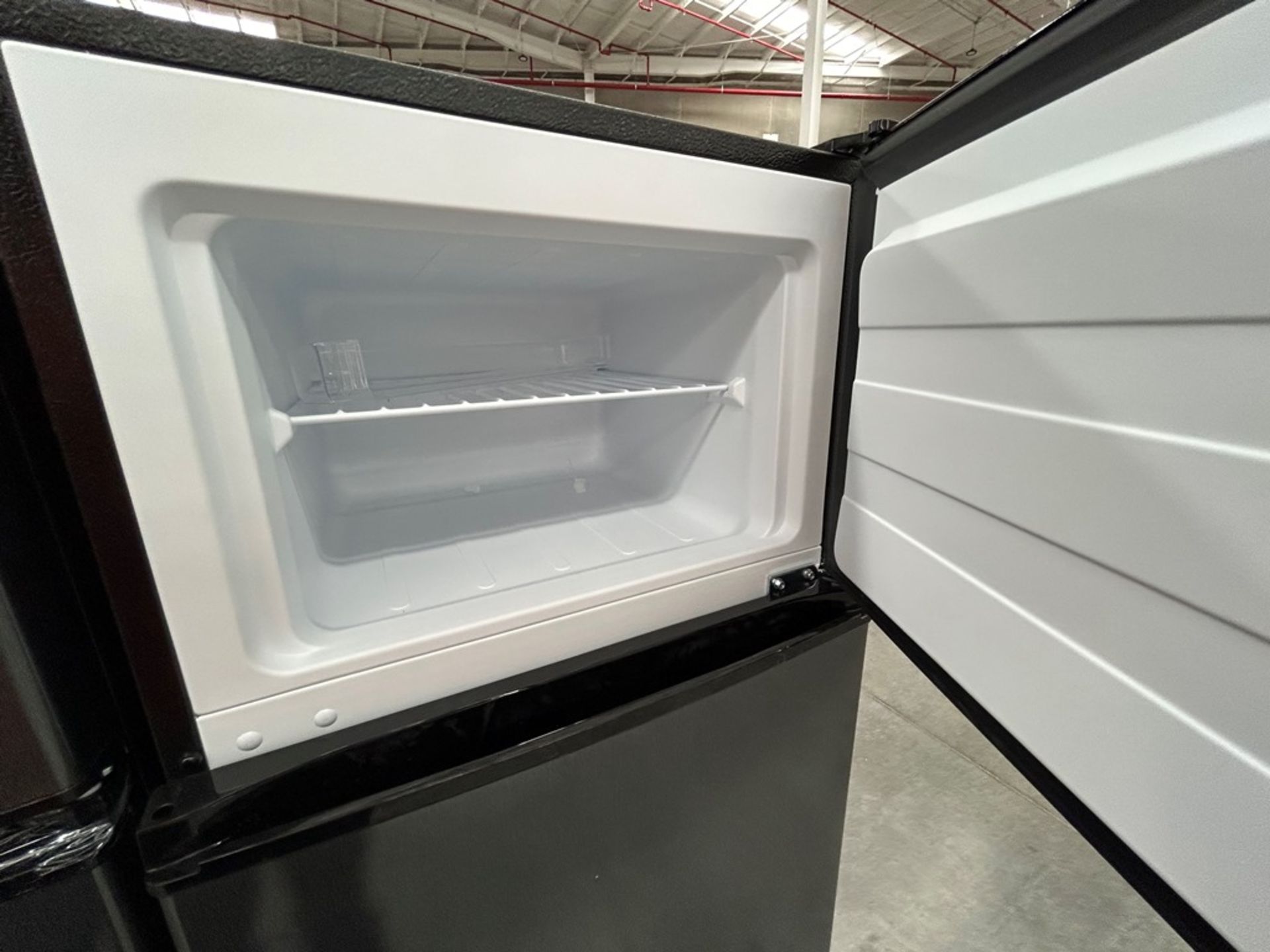 2 refrigeradores contiene: 1 refrigerador Marca ATVIO, Modelo AT73TMS, Color NEGRO; 1 refrigerador - Image 6 of 8