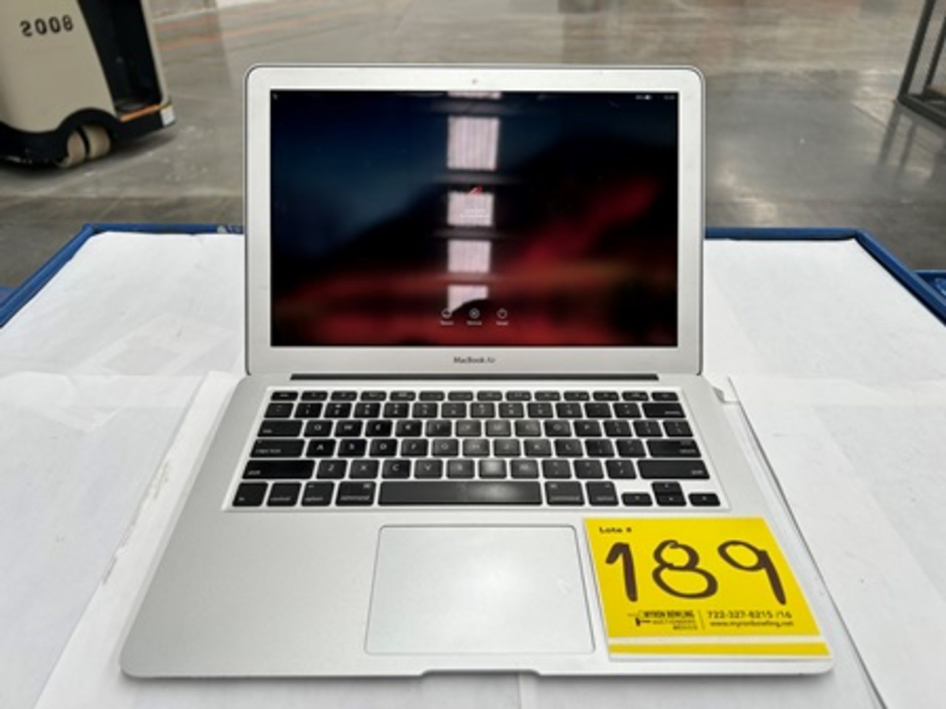 1 MacBook Air de 128 GB (enciende, con cuenta) (No se asegura su funcionamiento, favor de inspeccio