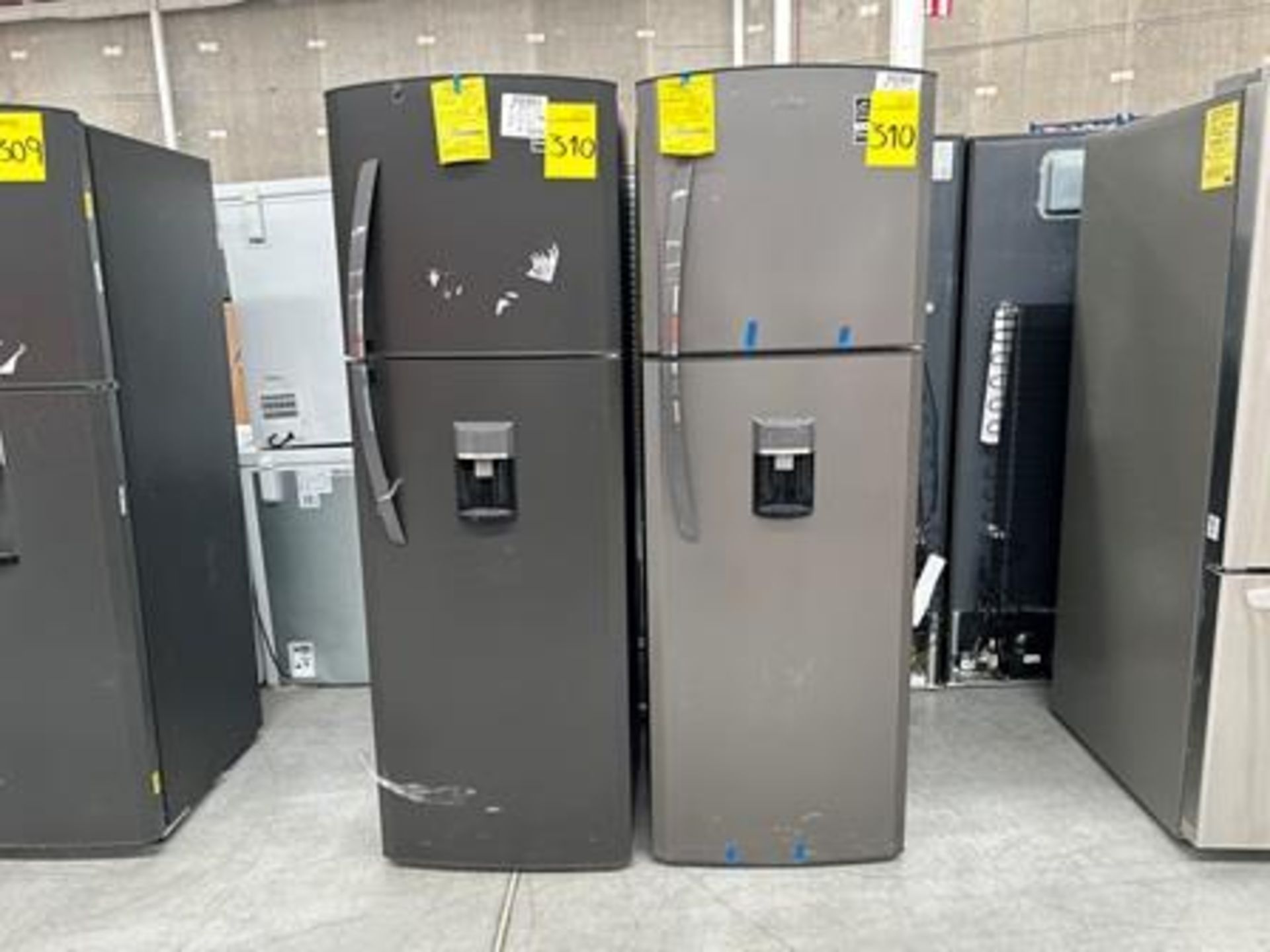 2 refrigeradores contiene: 1 refrigerador con dispensador de agua Marca MABE, Modelo RMA300FJMRD, S