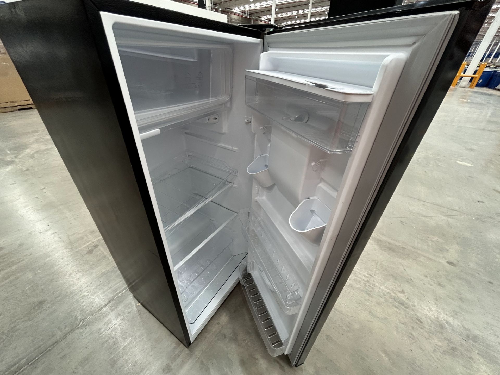 2 refrigeradores contiene: 1 refrigerador Marca ATVIO, Modelo AT66URS, Color NEGRO; 1 Frigobar Marc - Image 4 of 5