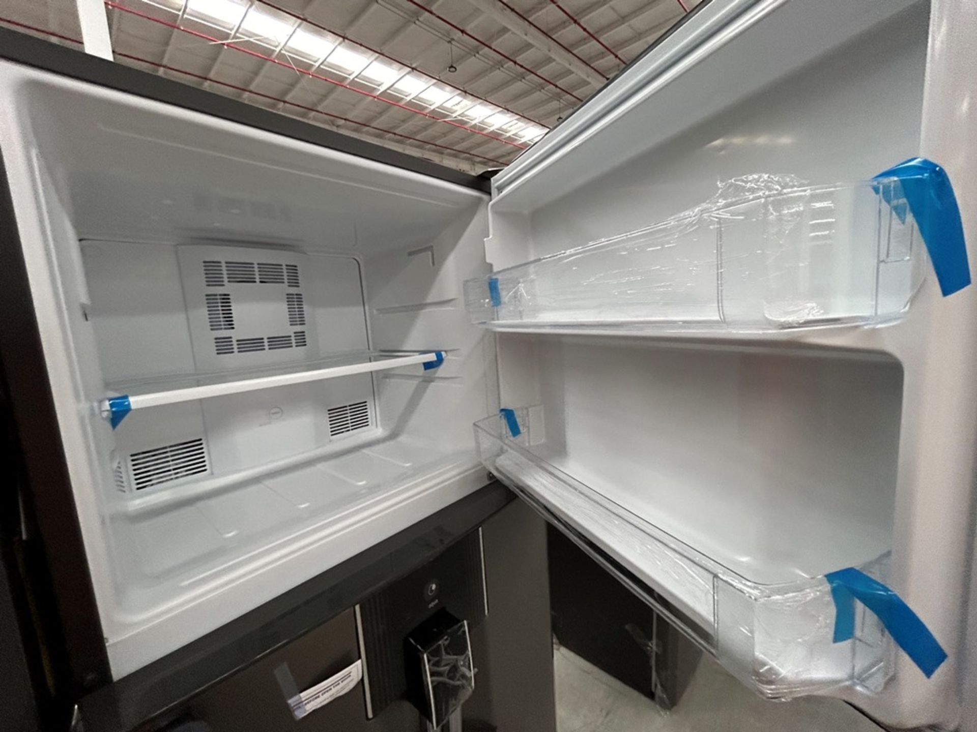 2 refrigeradores contiene: 1 refrigerador con dispensador de agua Marca MABE, Modelo RME360FDMRD, S - Image 6 of 8