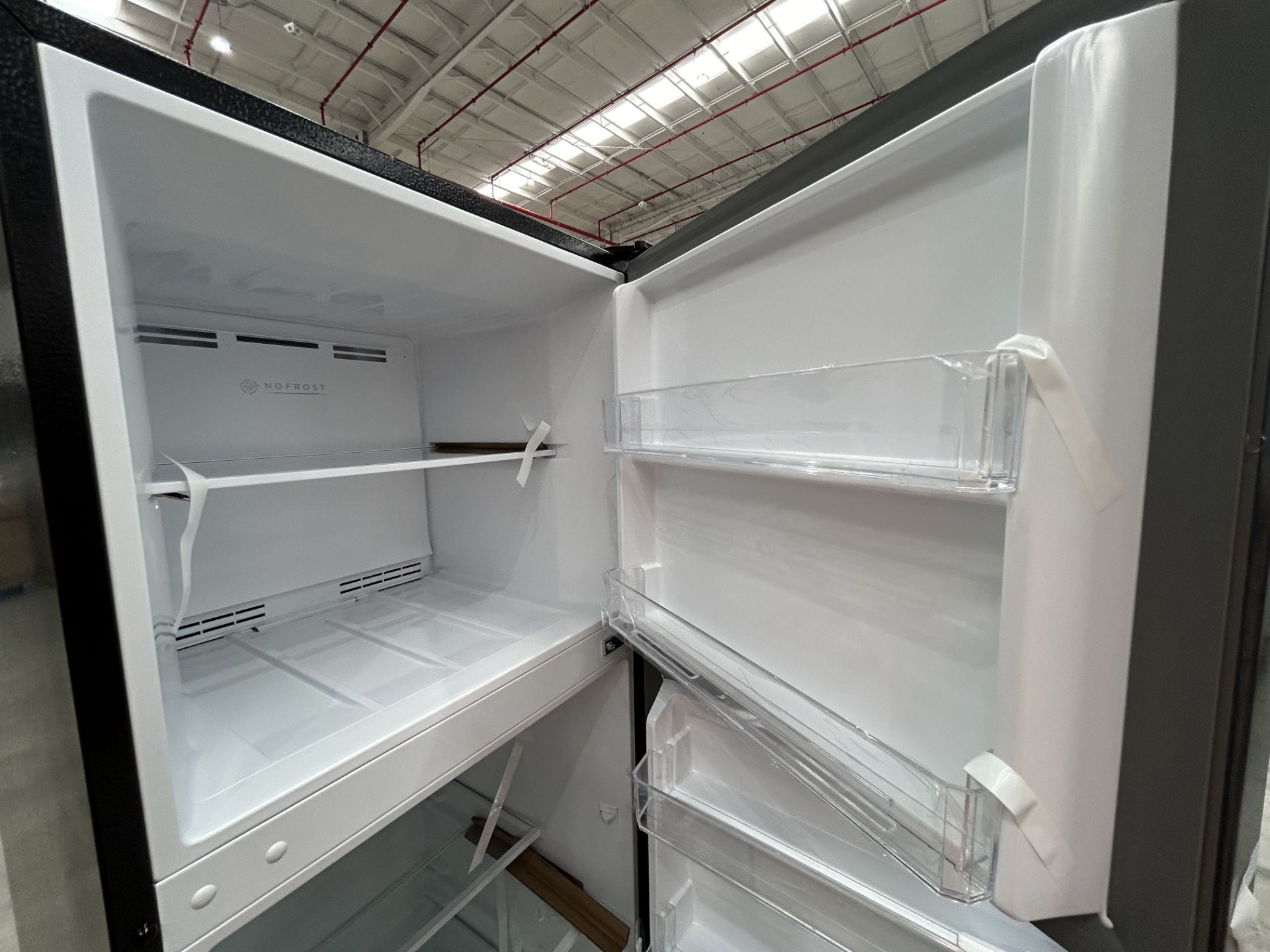 2 refrigeradores contiene: 1 refrigerador Marca ATVIO, Modelo AT94TMS, Color NEGRO; 1 refrigerador - Image 8 of 9