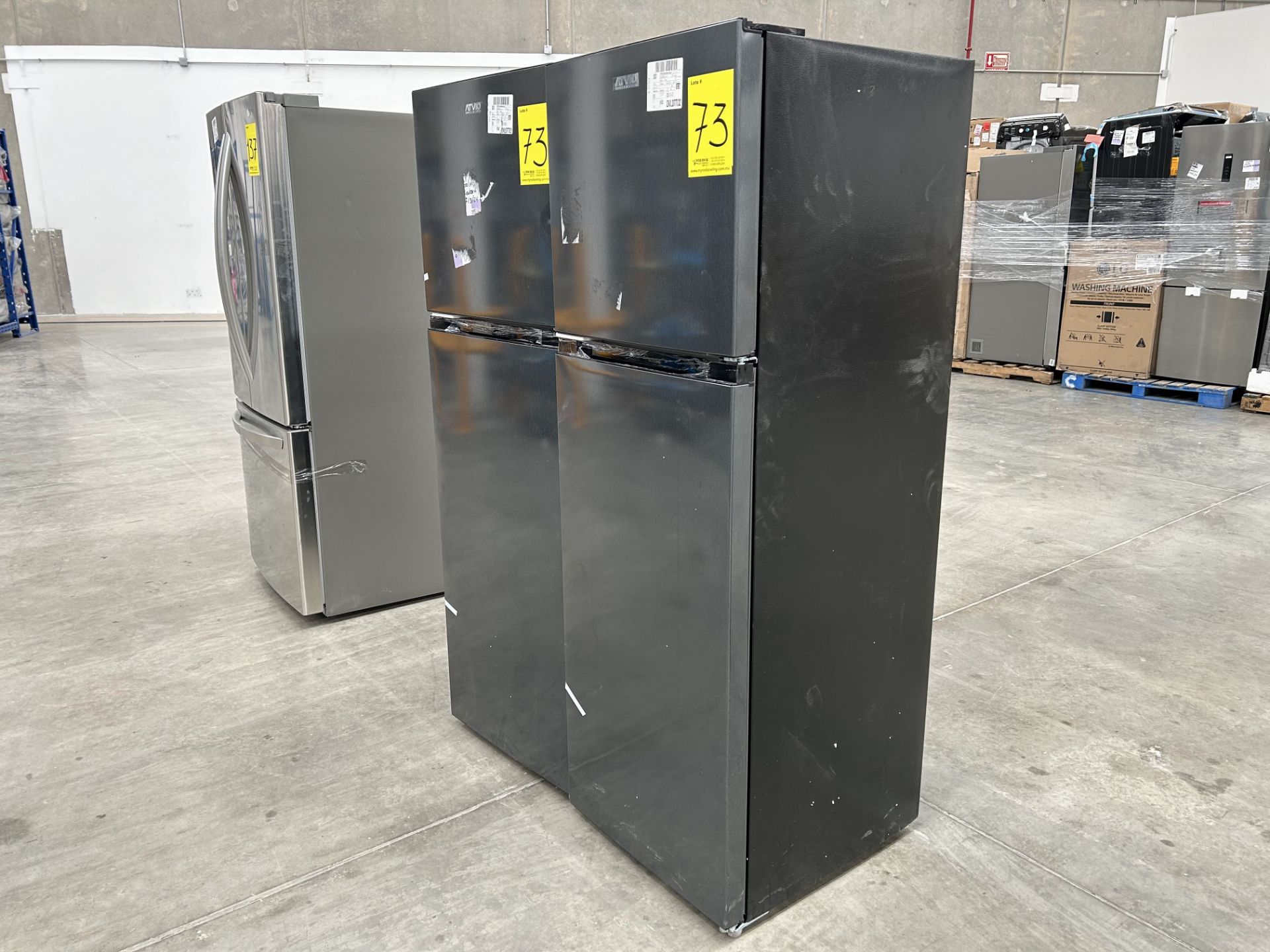 2 refrigeradores contiene: 1 refrigerador Marca ATVIO, Modelo AT94TMS, Color NEGRO; 1 refrigerador - Image 2 of 9