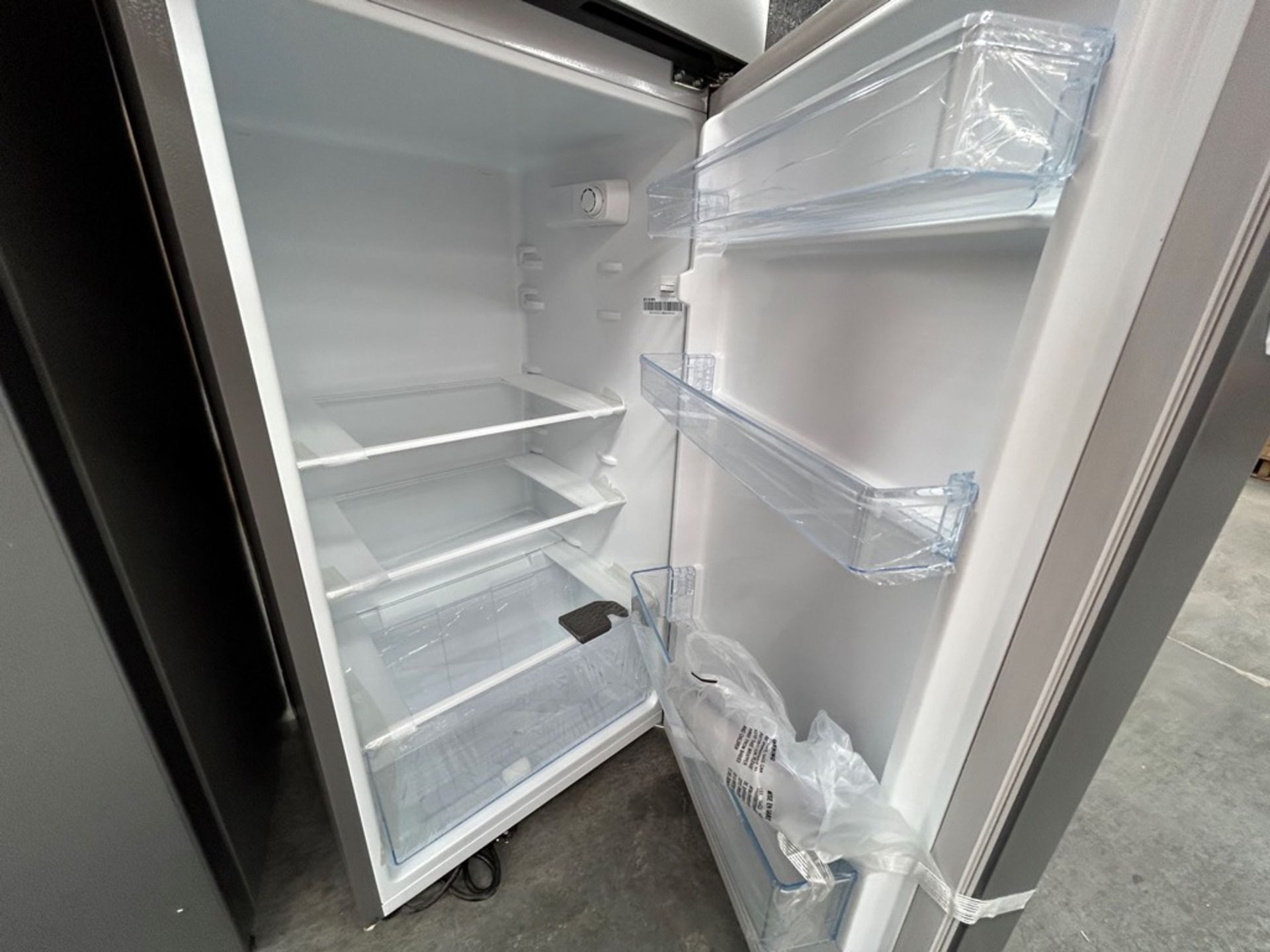 2 refrigeradores contiene: 1 refrigerador Marca HISENSE, Modelo RT80D6AGX, Color GRIS; 1 refrigerad - Image 7 of 8