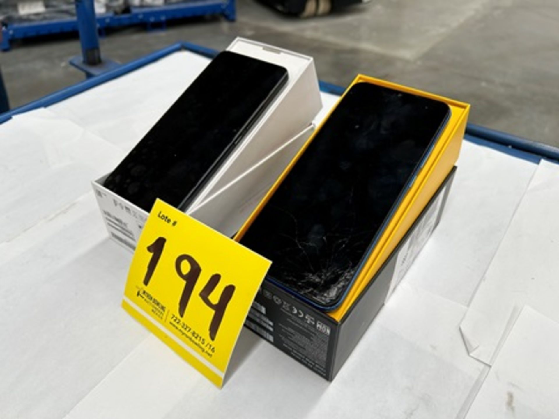 2 celulares contiene: 1 celular Marca XIAOMI, Modelo 12 lite black 8 GB de RAM, 256 GB de almacenam - Image 2 of 6