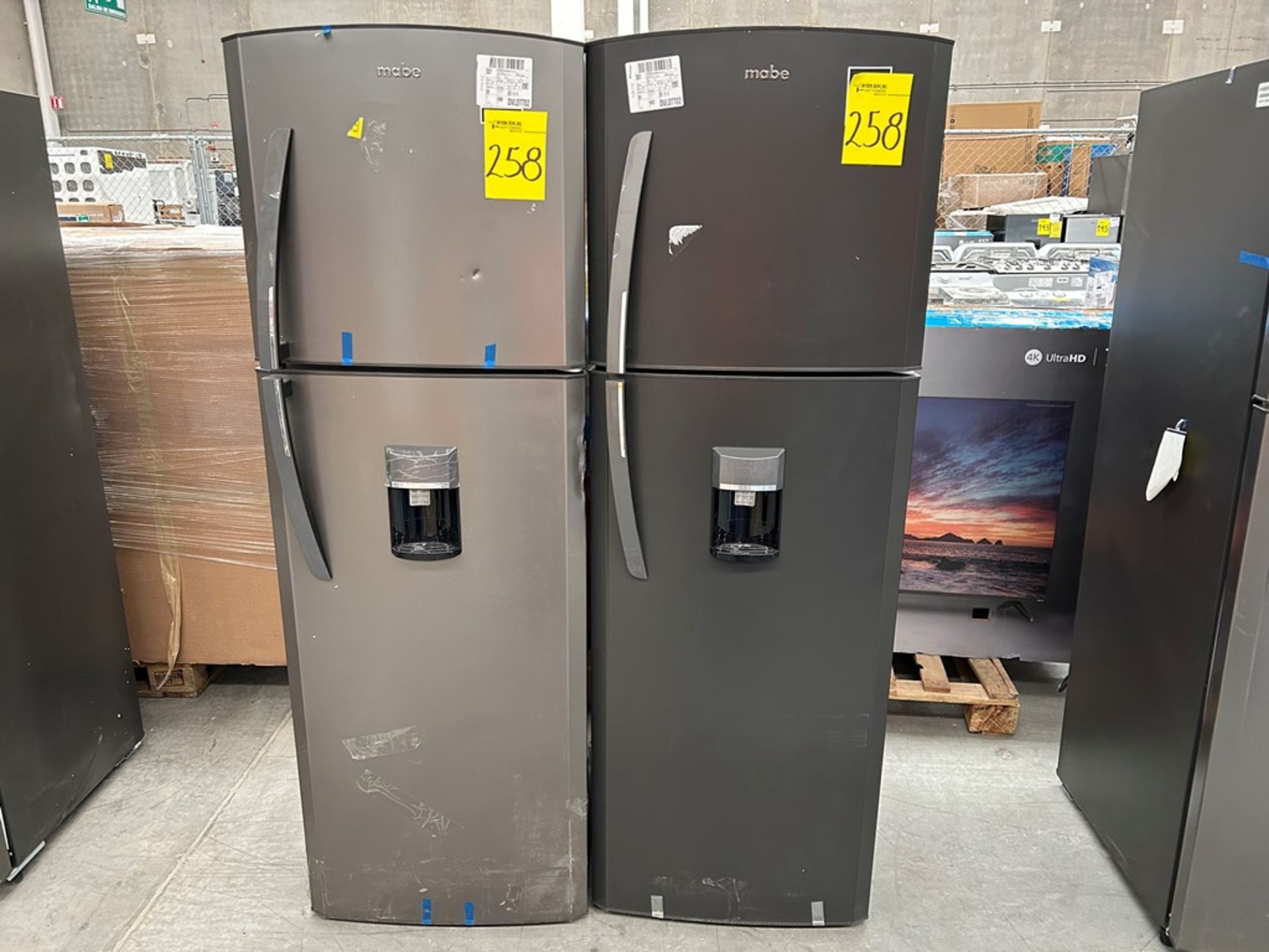 2 refrigeradores contiene: 1 refrigerador con dispensador de agua Marca MABE, Modelo RMA300FJMRD, S