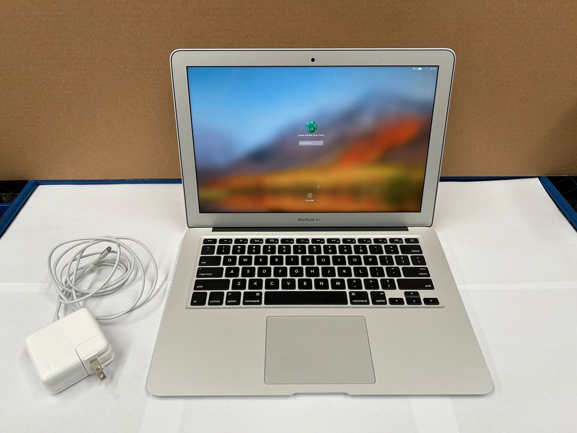 1 Laptop MacBook Air con capacidad de disco de 128 GB y 8 GB de RAM, Serie C02SF3YHH3QD, Color Plat - Image 2 of 6