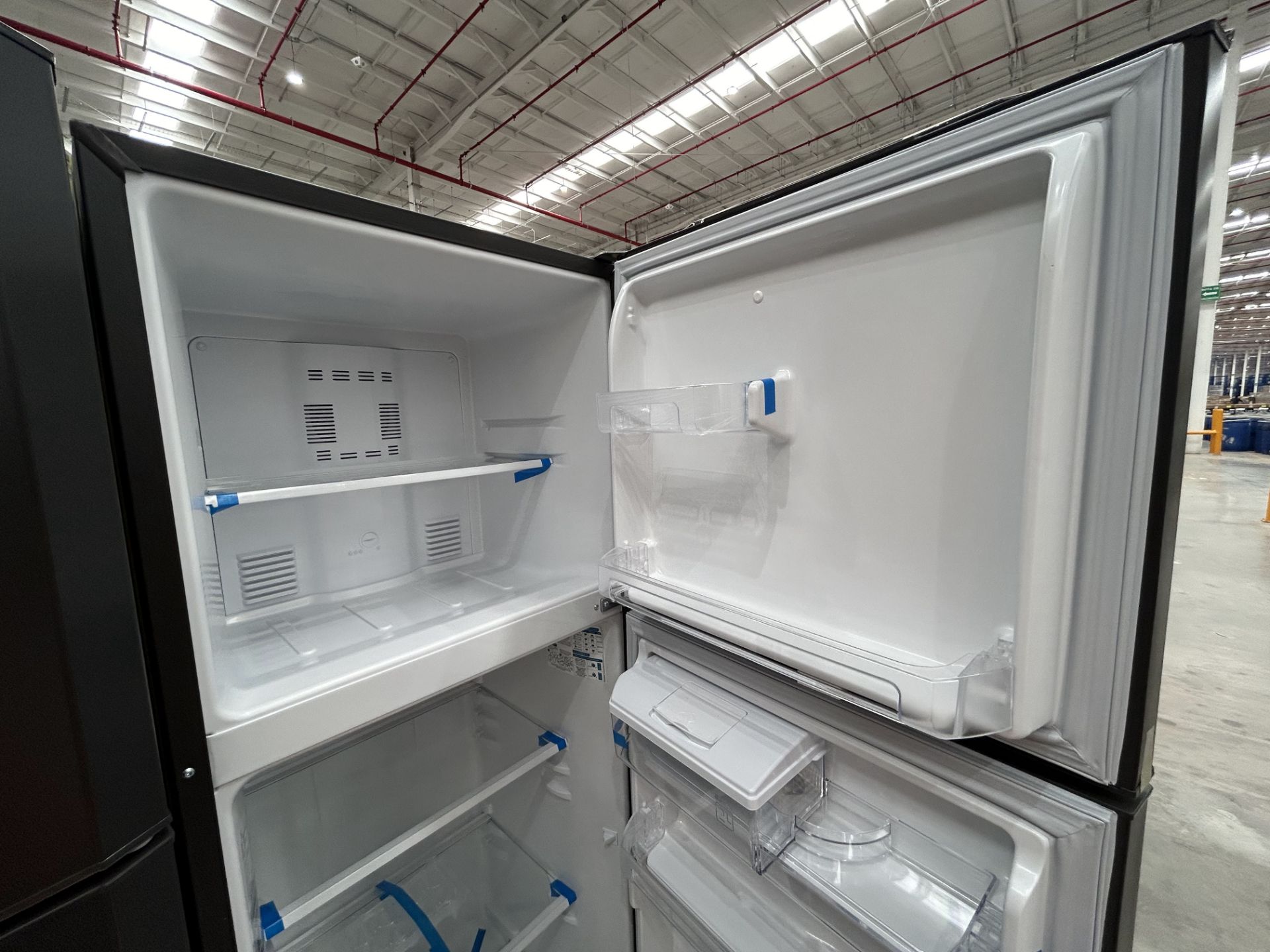 2 refrigeradores contiene: 1 refrigerador con dispensador de agua Marca MABE, Modelo RMA300FJMRD, S - Image 4 of 8