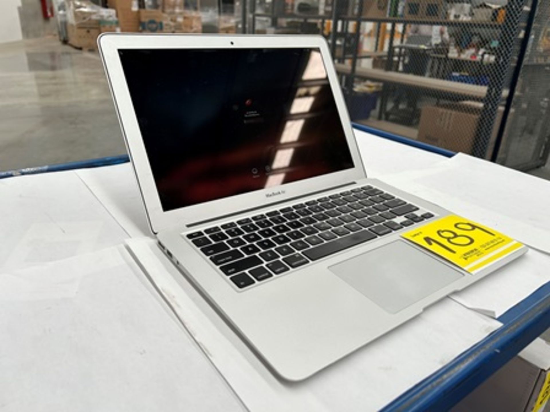 1 MacBook Air de 128 GB (enciende, con cuenta) (No se asegura su funcionamiento, favor de inspeccio - Image 2 of 6