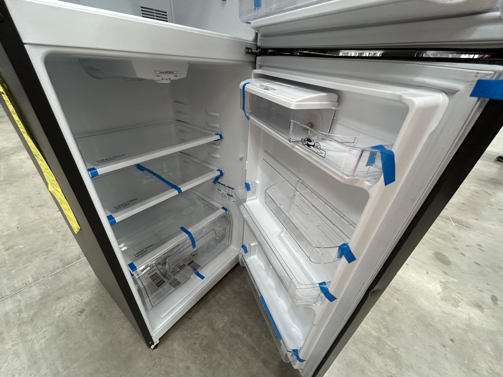2 refrigeradores contiene: 1 refrigerador con dispensador de agua Marca MABE, Modelo RME360FDMRD, S - Image 5 of 11