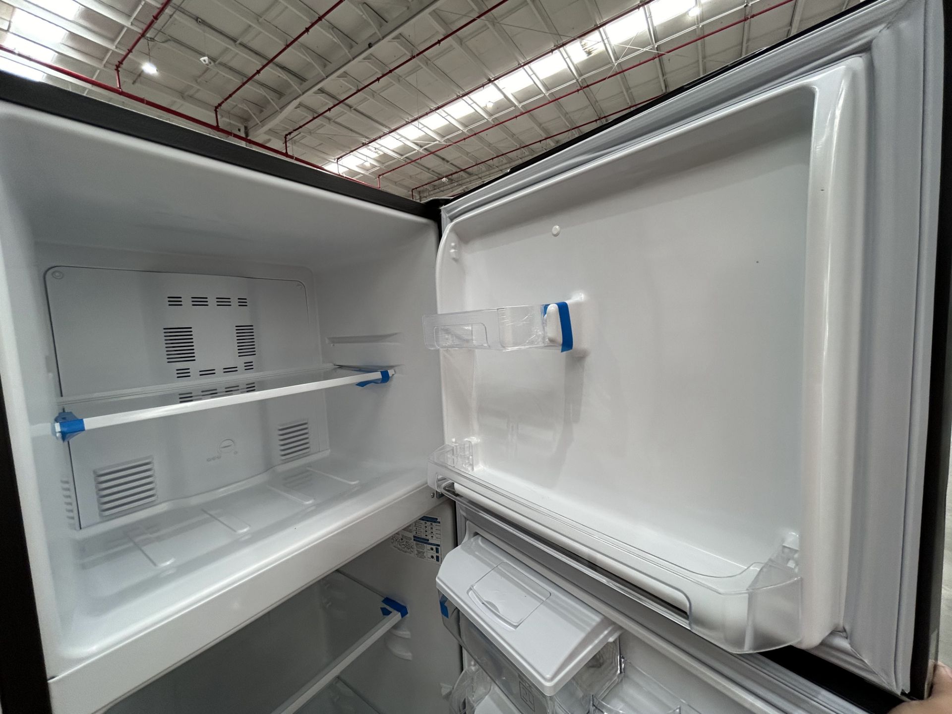 2 refrigeradores contiene: 1 refrigerador con dispensador de agua Marca MABE, Modelo RMA300FJMRD, S - Image 6 of 8