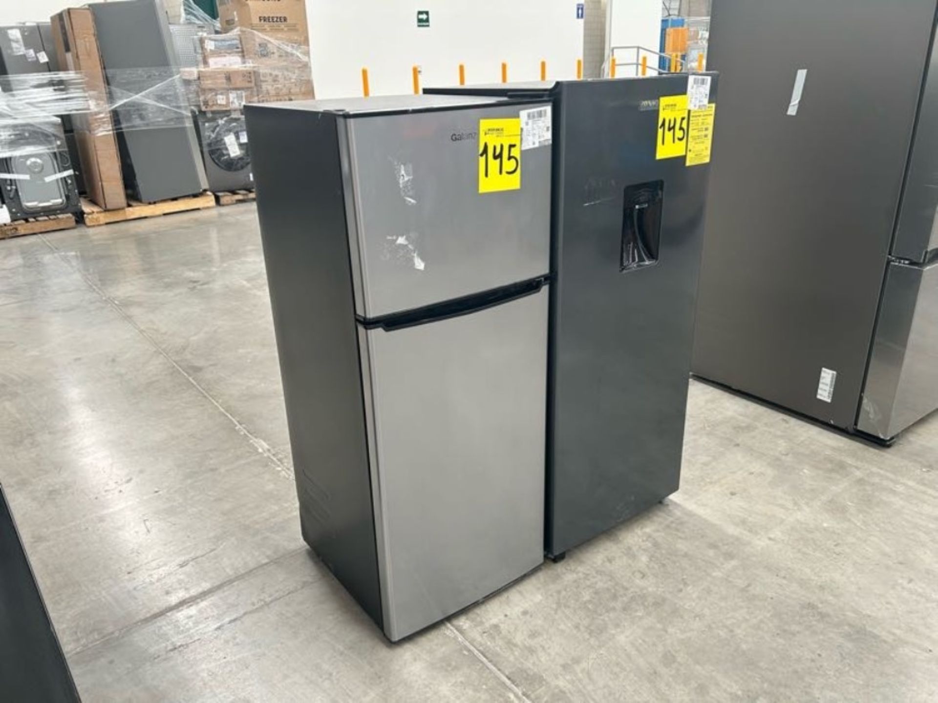 2 refrigeradores contiene: 1 refrigerador Marca GALANZ, Modelo GLR55TS1, Color GRIS; 1 Frigobar Mar - Image 3 of 7
