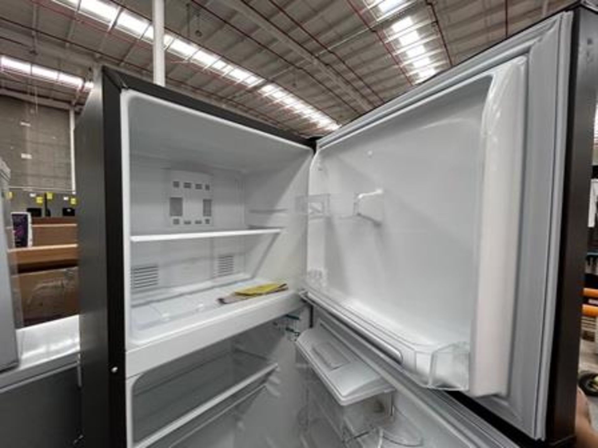 2 refrigeradores contiene: 1 refrigerador con dispensador de agua Marca MABE, Modelo RMA300FJMRD, S - Image 4 of 8