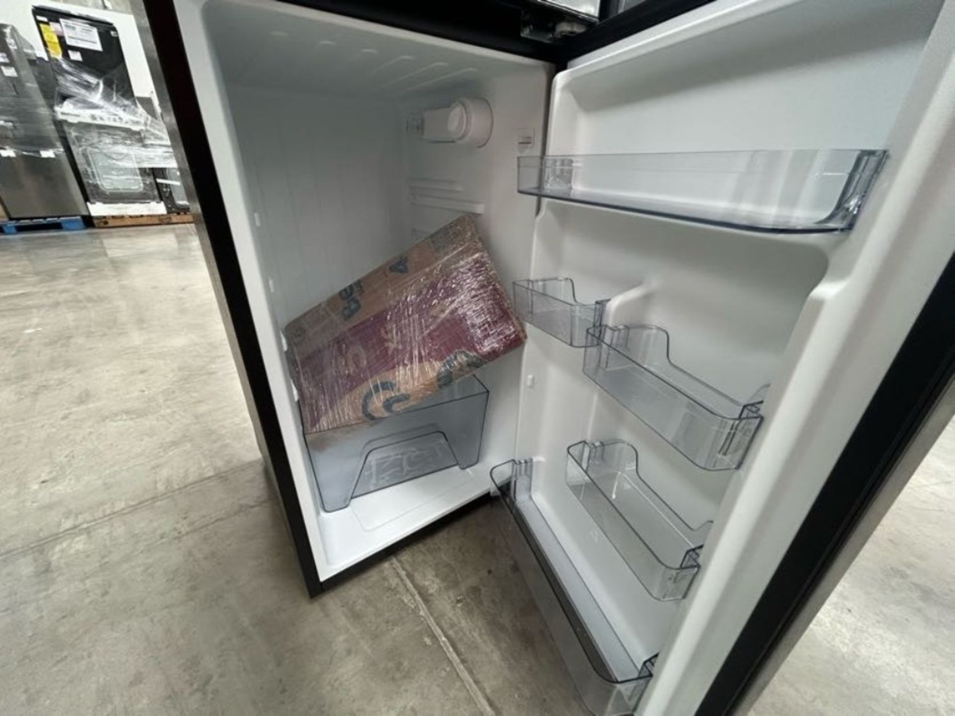 2 refrigeradores contiene: 1 refrigerador Marca GALANZ, Modelo GLR55TS1, Color GRIS; 1 Frigobar Mar - Image 5 of 7