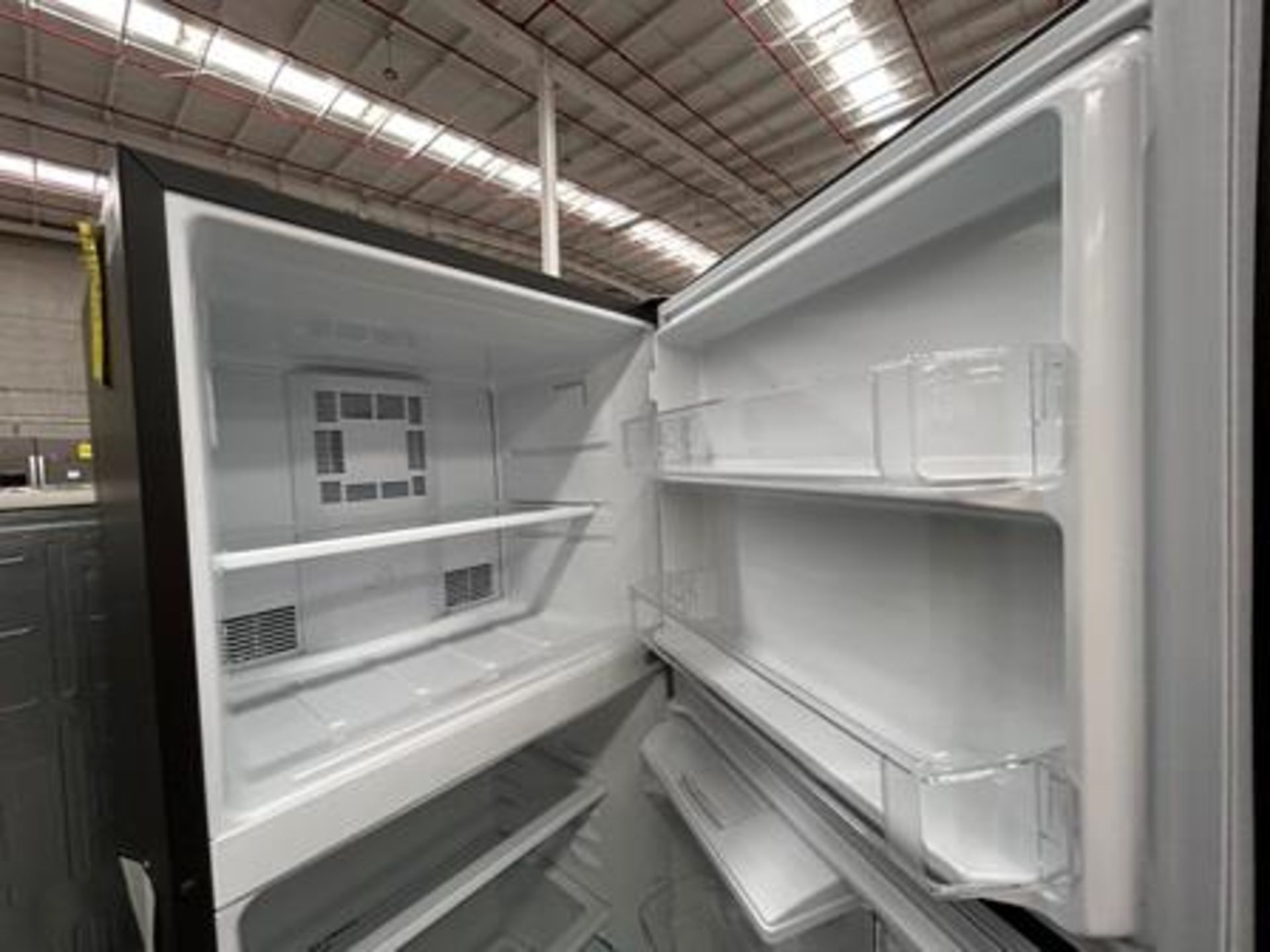 2 refrigeradores contiene: 1 refrigerador con dispensador de agua Marca MABE, Modelo RME360FDMRD, S - Image 4 of 7