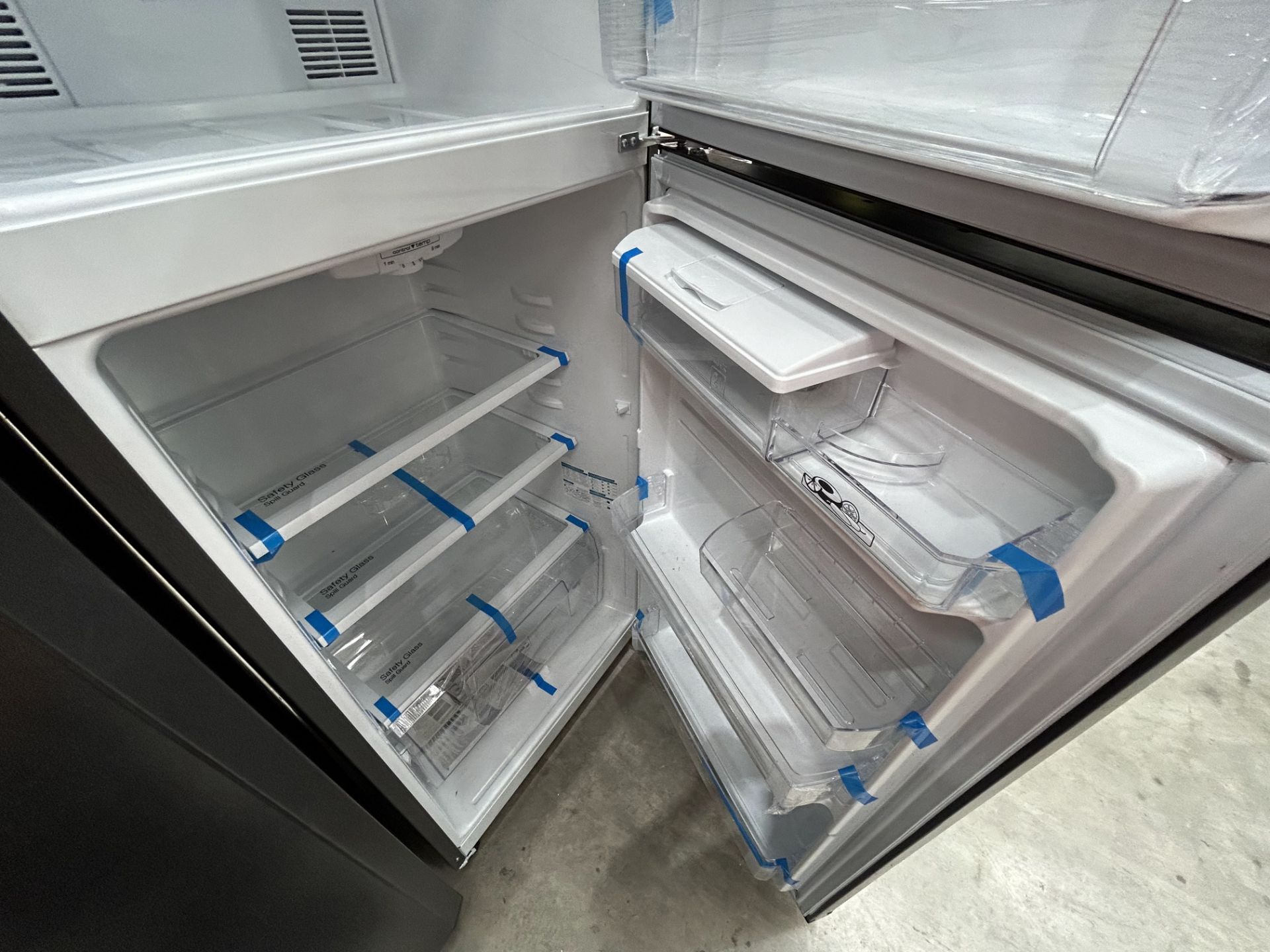 2 refrigeradores contiene: 1 refrigerador con dispensador de agua Marca MABE, Modelo RME360FDMRD, S - Image 7 of 8