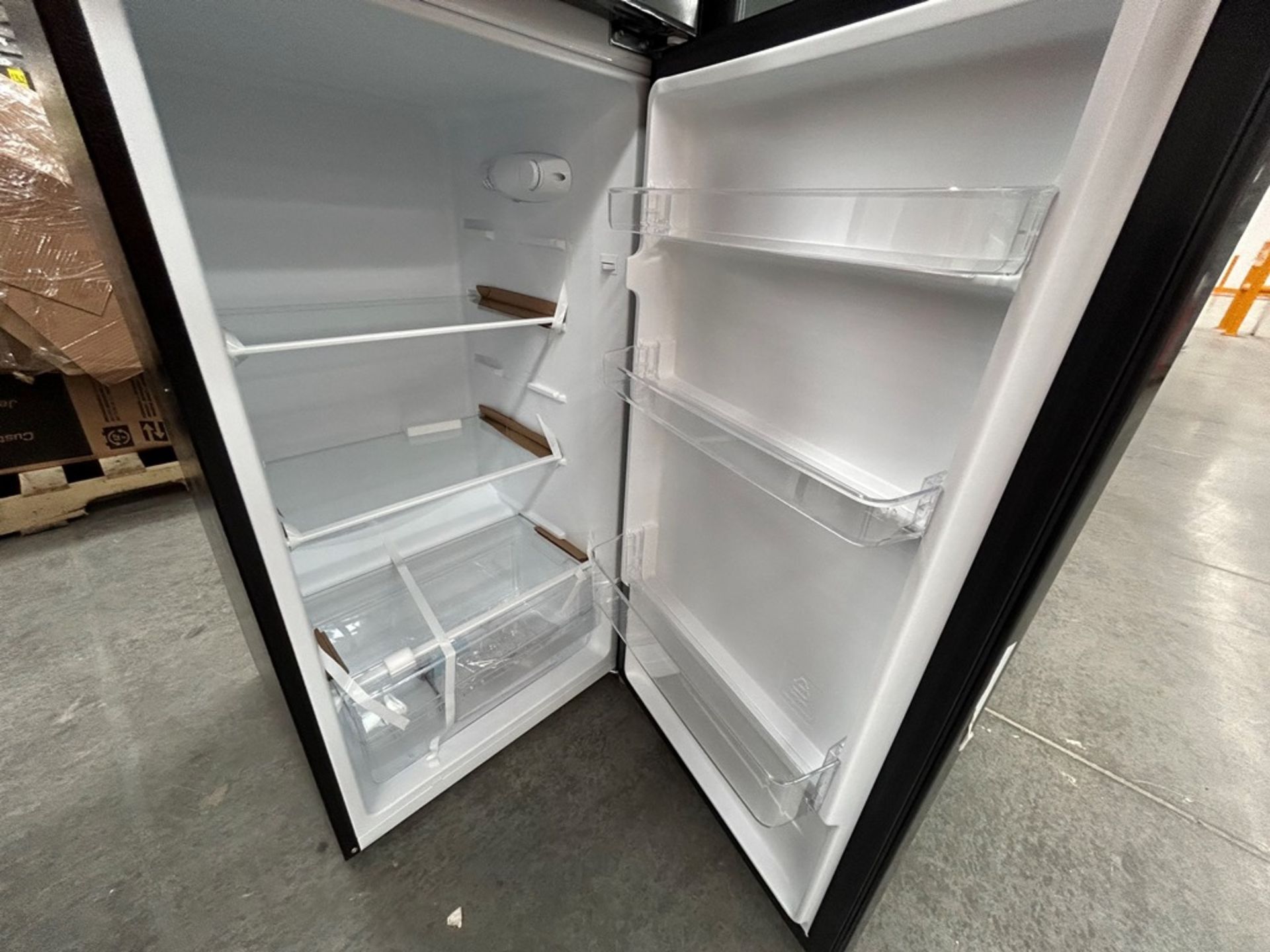 2 refrigeradores contiene: 1 refrigerador Marca ATVIO, Modelo AT73TMS, Color NEGRO; 1 refrigerador - Image 5 of 8