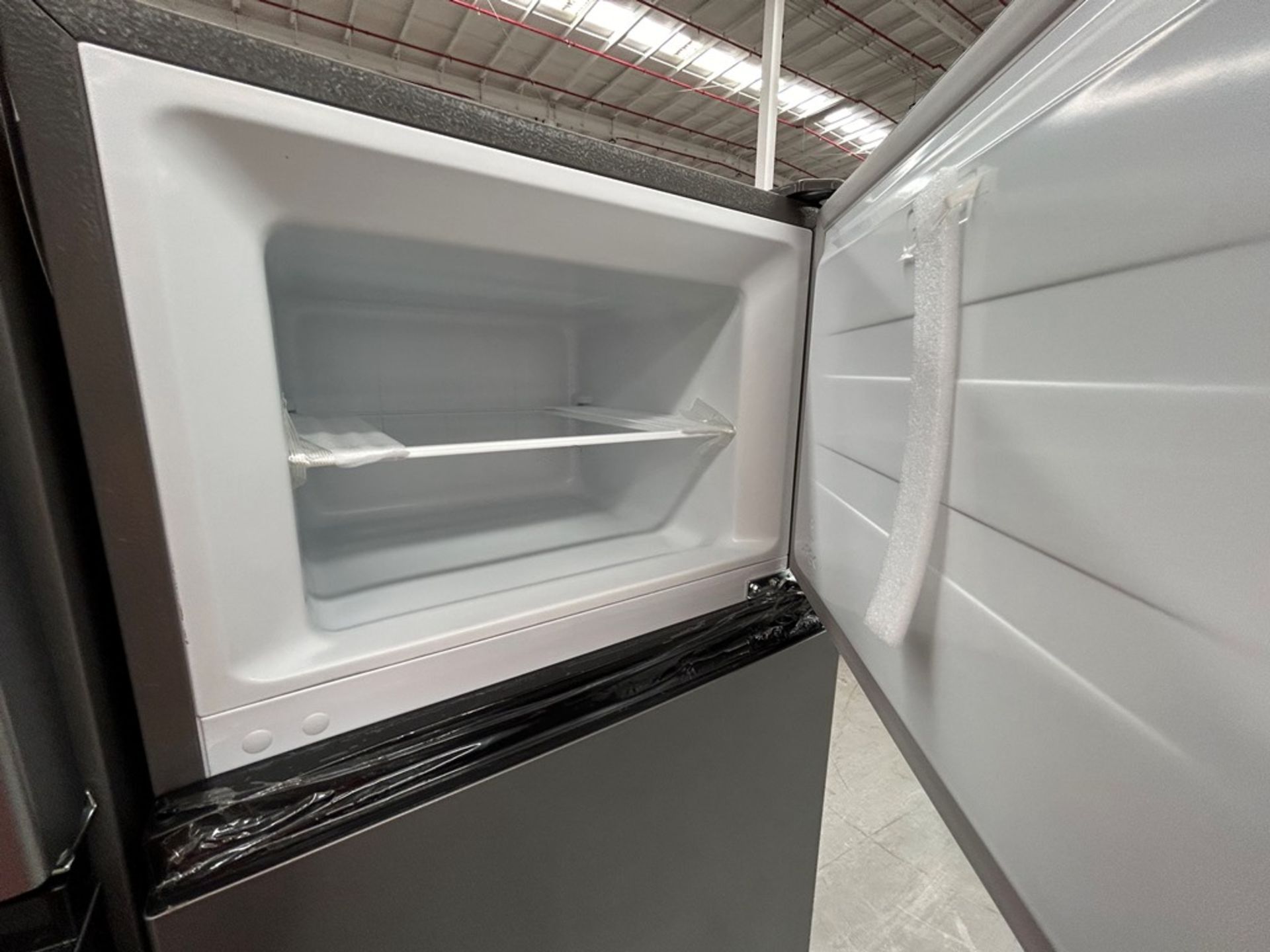 2 refrigeradores contiene: 1 refrigerador Marca HISENSE, Modelo RT80D6AGX, Color NEGRO; 1 refrigera - Image 6 of 8