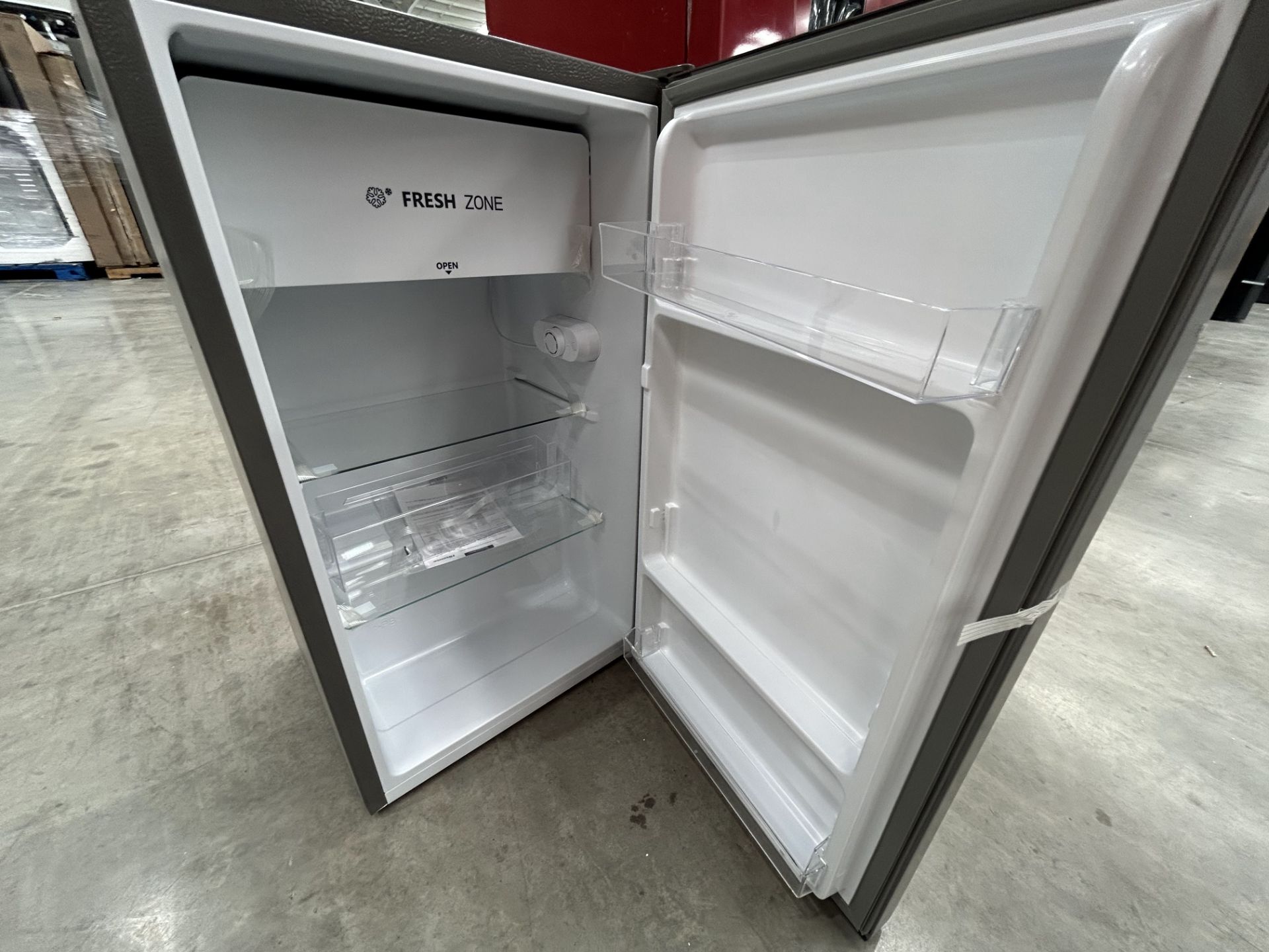 2 refrigeradores contiene: 1 refrigerador Marca GALANZ, Modelo GLR70MRD, Color ROJO; 1 Frigobar Mar - Bild 6 aus 6