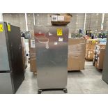 1 refrigerador Marca WHIRPOOL, Modelo WSZ57L18DM07, Serie 05283, Color GRIS (No se asegura su func