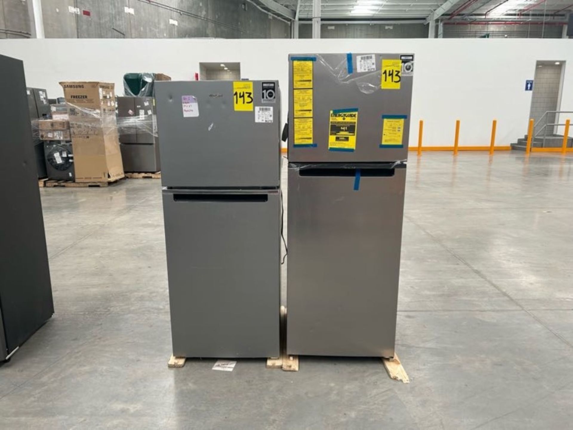 2 refrigeradores contiene: 1 refrigerador Marca WHIRPOOL, Modelo WT1130, Color GRIS; 1 refrigerador