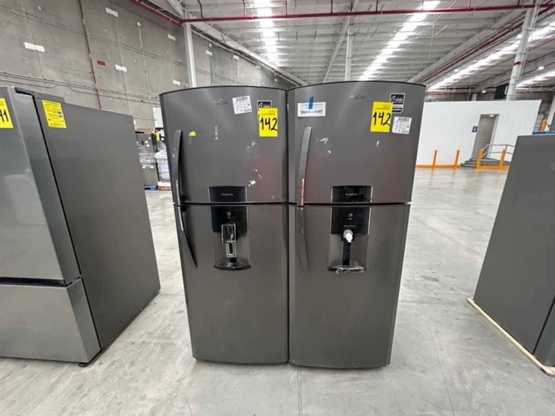 2 refrigeradores contiene: 1 refrigerador con dispensador de agua Marca MABE, Modelo RME360FDMRD, S