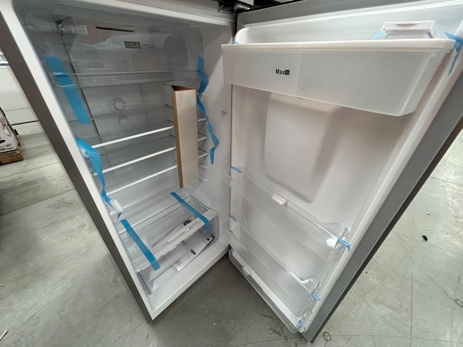 2 refrigeradores contiene: 1 refrigerador con dispensador de agua Marca WHIRPOOL, Modelo WT32209D, - Image 5 of 8