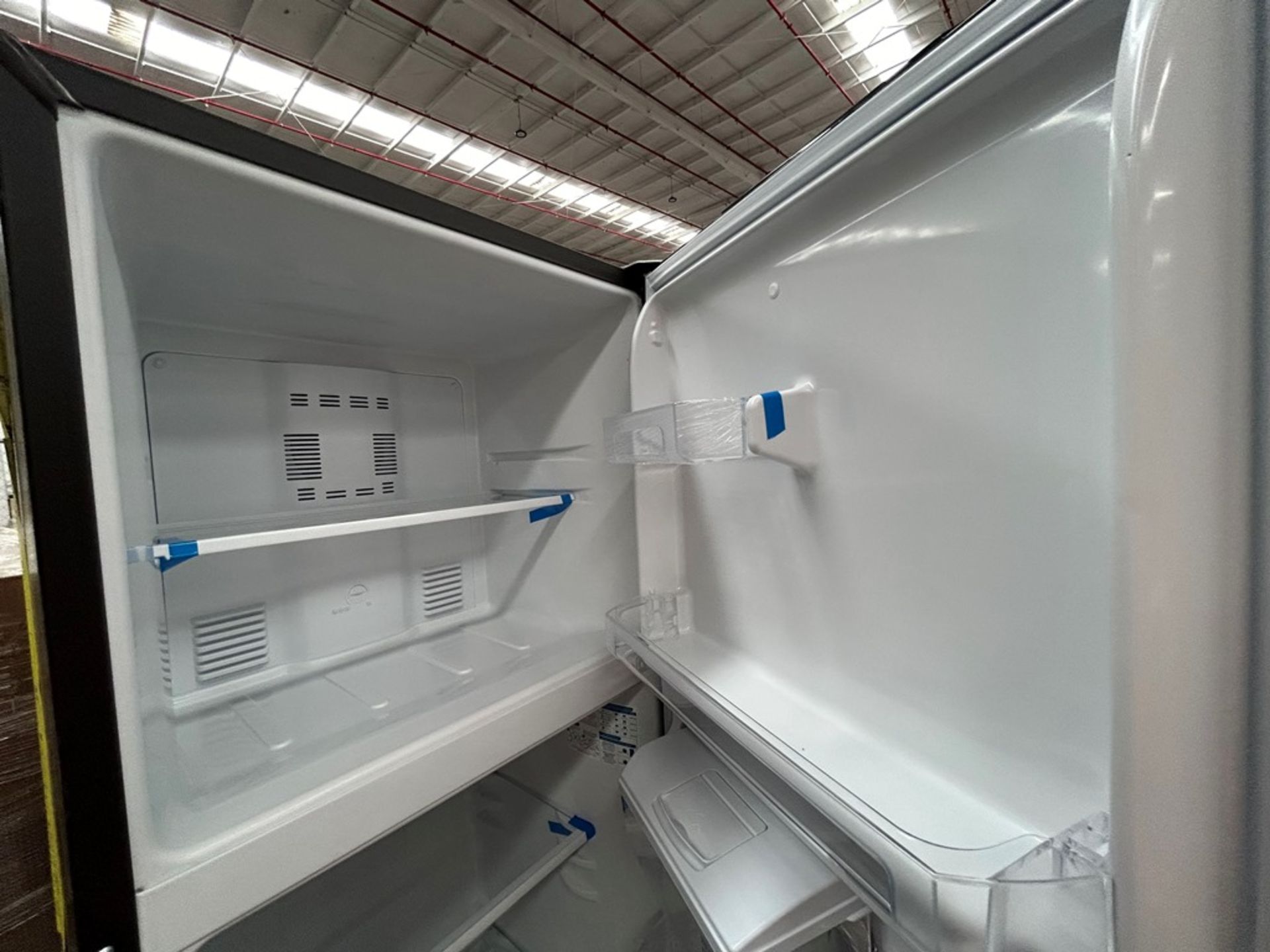 2 refrigeradores contiene: 1 refrigerador con dispensador de agua Marca MABE, Modelo RMA300FJMRD, S - Image 4 of 7