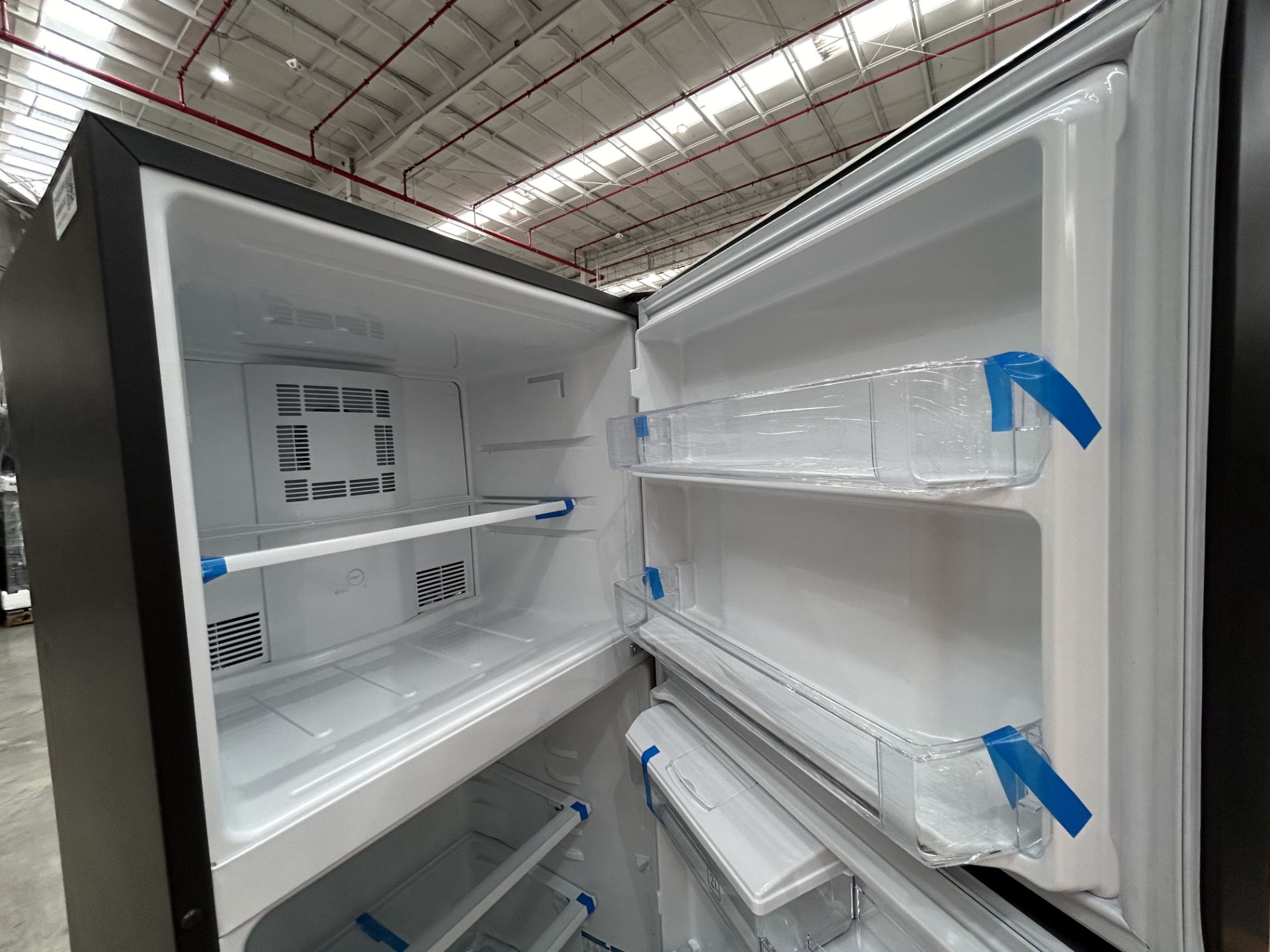 2 refrigeradores contiene: 1 refrigerador con dispensador de agua Marca MABE, Modelo RME360FDMRD, S - Image 4 of 8