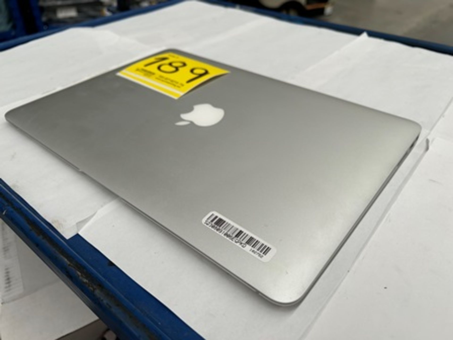 1 MacBook Air de 128 GB (enciende, con cuenta) (No se asegura su funcionamiento, favor de inspeccio - Image 6 of 6