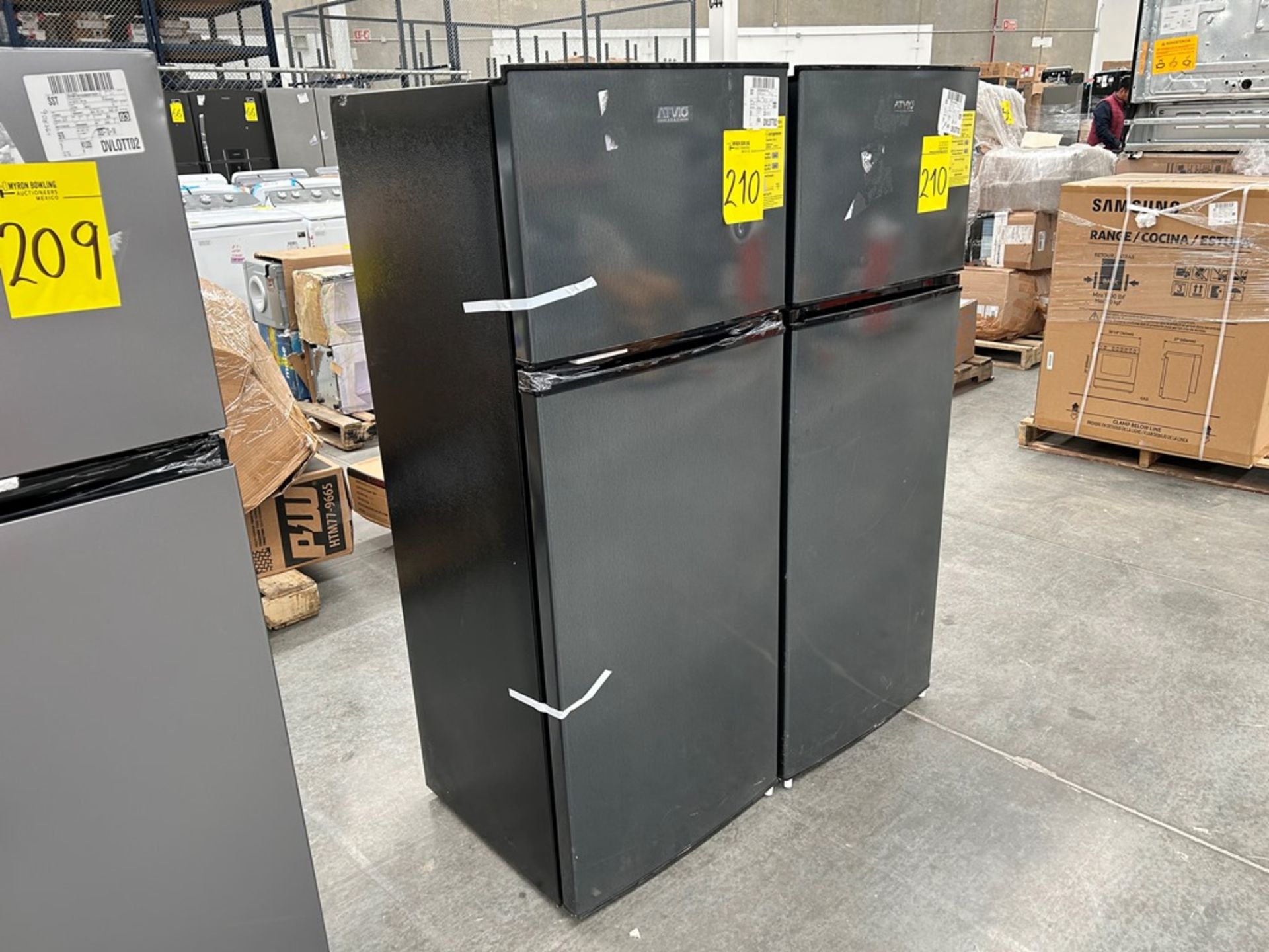 2 refrigeradores contiene: 1 refrigerador Marca ATVIO, Modelo AT73TMS, Color NEGRO; 1 refrigerador - Image 3 of 8