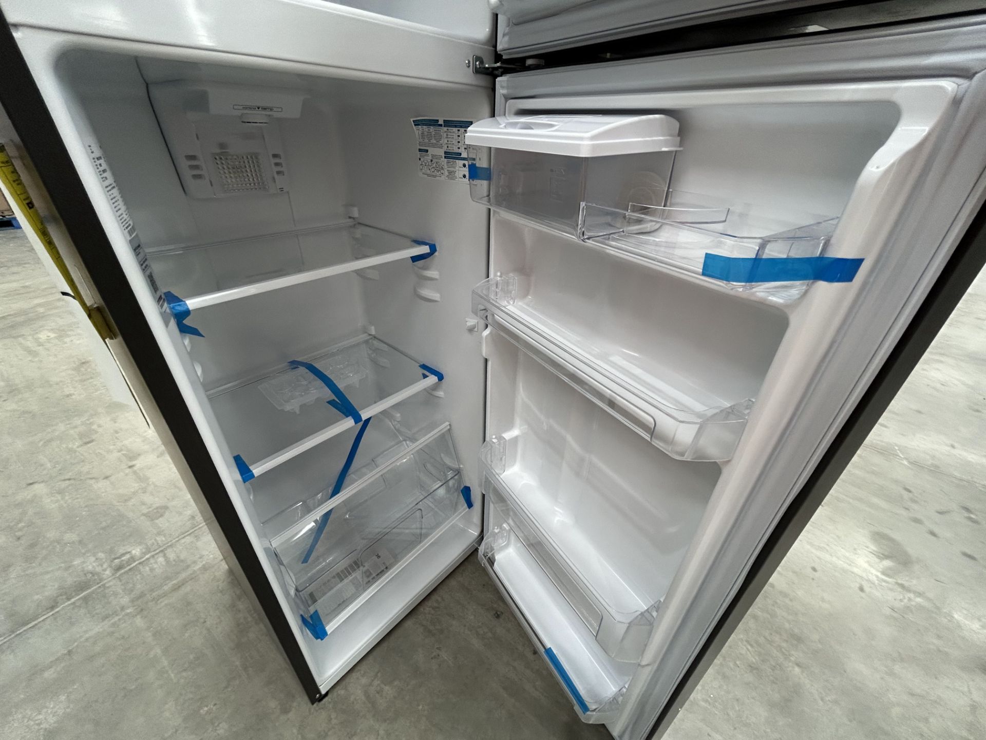 2 refrigeradores contiene: 1 refrigerador con dispensador de agua Marca MABE, Modelo RMA300FJMRD, S - Image 7 of 8
