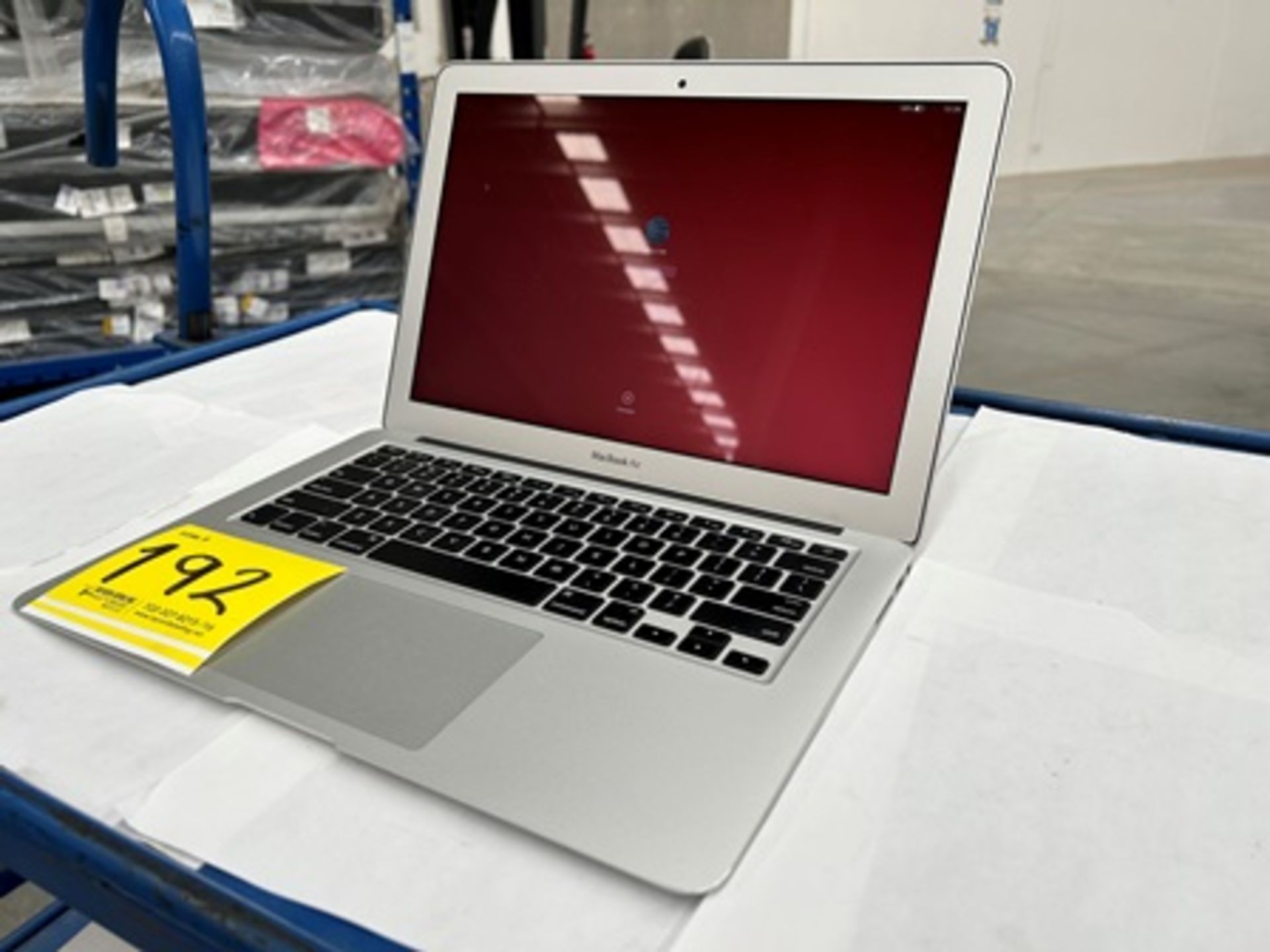 1 MacBook Air de 128 GB (enciende, con cuenta)(No se asegura su funcionamiento, favor de inspeccion - Image 3 of 6
