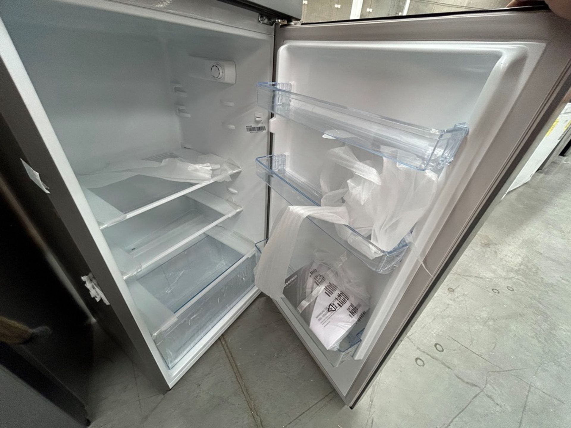 2 refrigeradores contiene: 1 refrigerador Marca HISENSE, Modelo RT80D6AGX, Color NEGRO; 1 refrigera - Image 7 of 8
