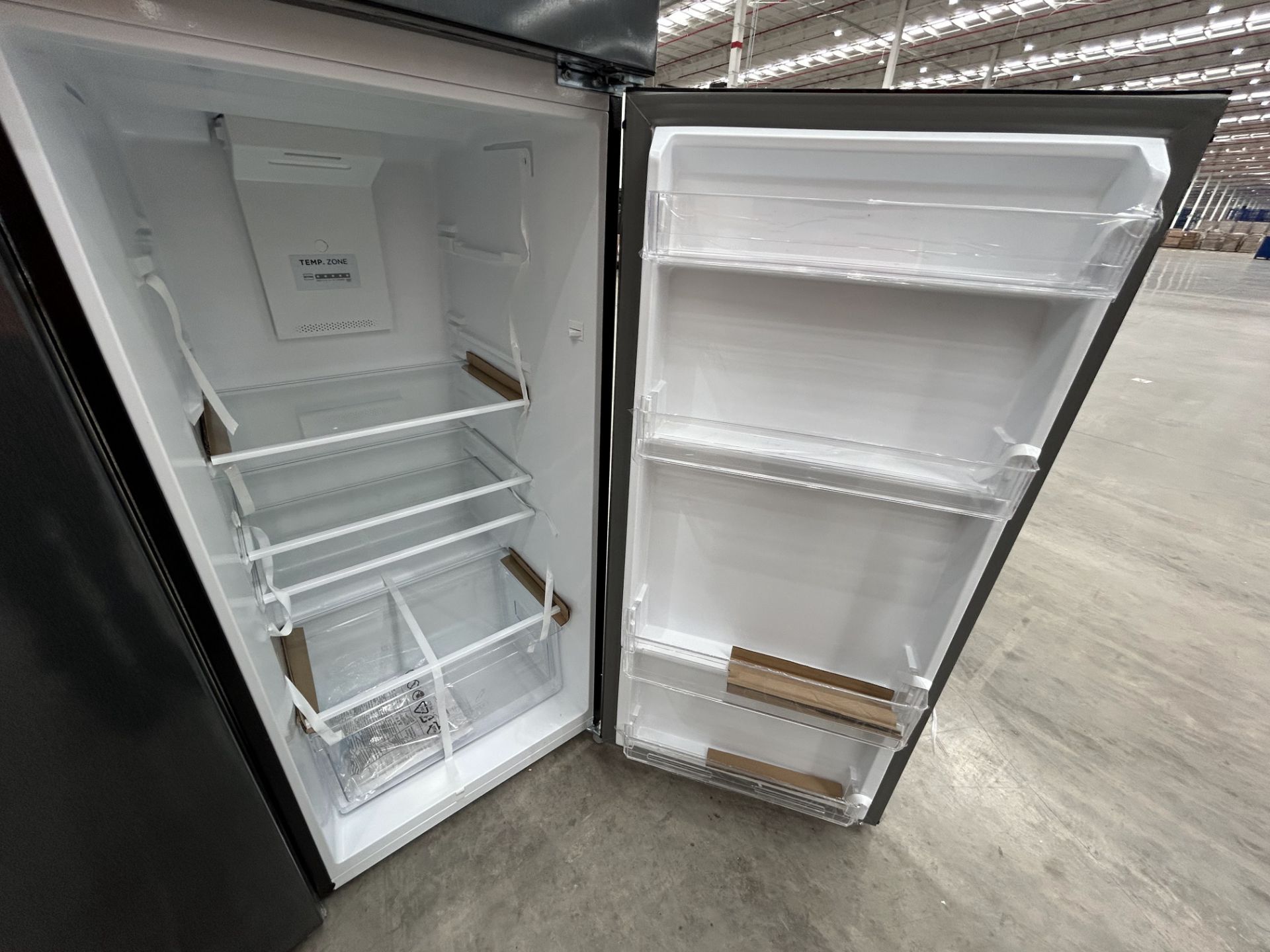 2 refrigeradores contiene: 1 refrigerador Marca ATVIO, Modelo AT94TMS, Color NEGRO; 1 refrigerador - Image 4 of 9